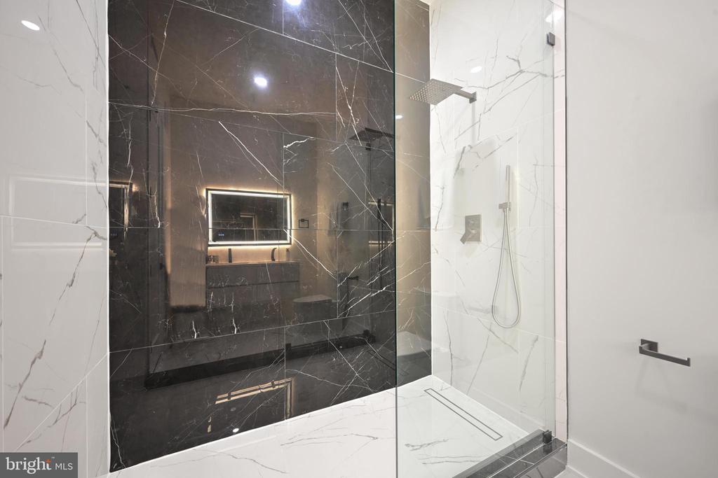 517 Montana Ave NE #6