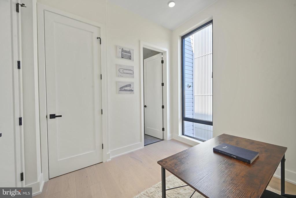 517 Montana Ave NE #6