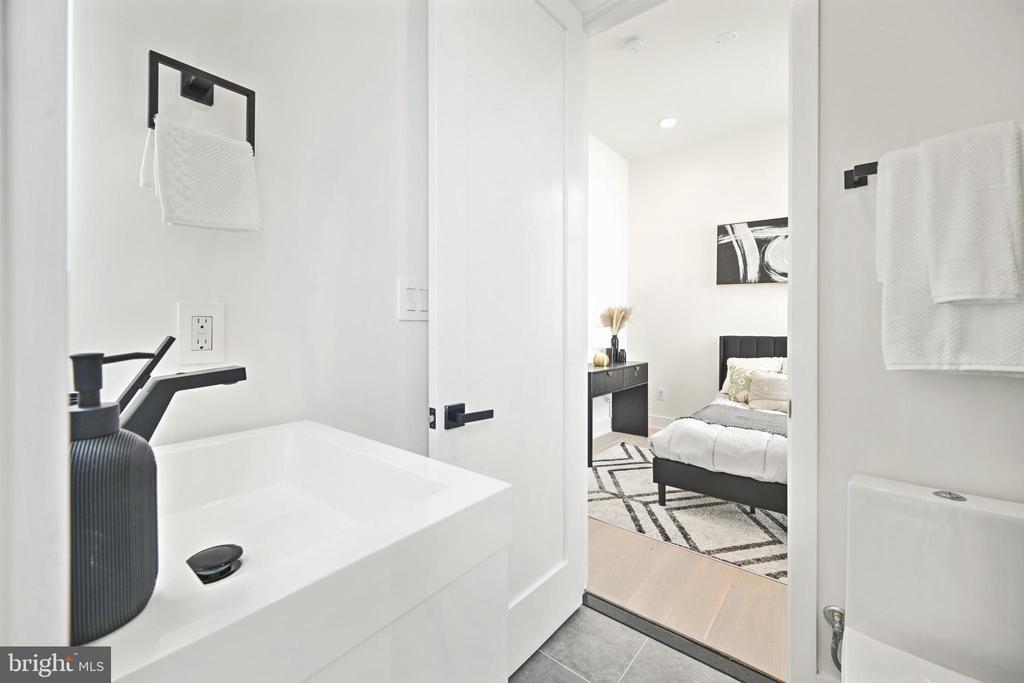 517 Montana Ave NE #6