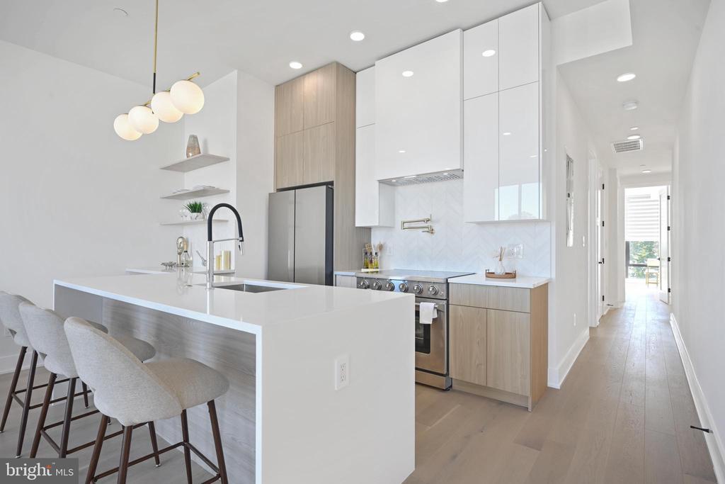 517 Montana Ave NE #6