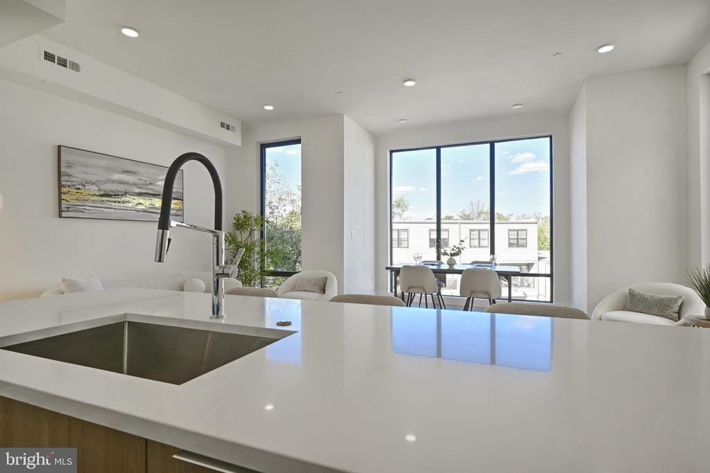 517 Montana Ave NE #6