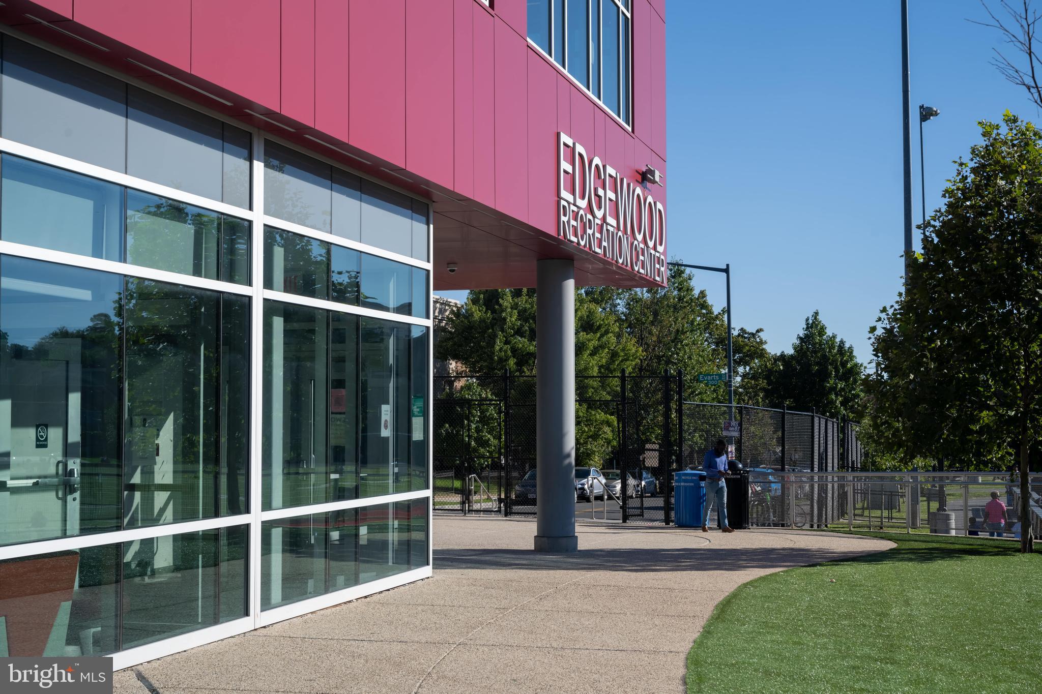 517 Montana Ave NE #6