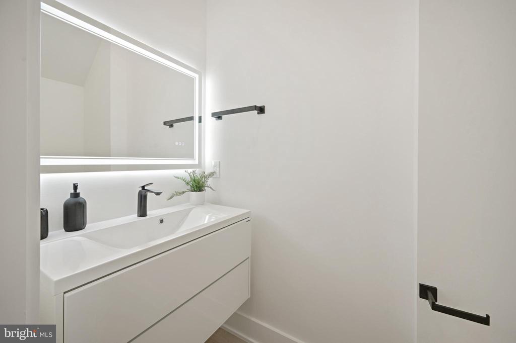 517 Montana Ave NE #6