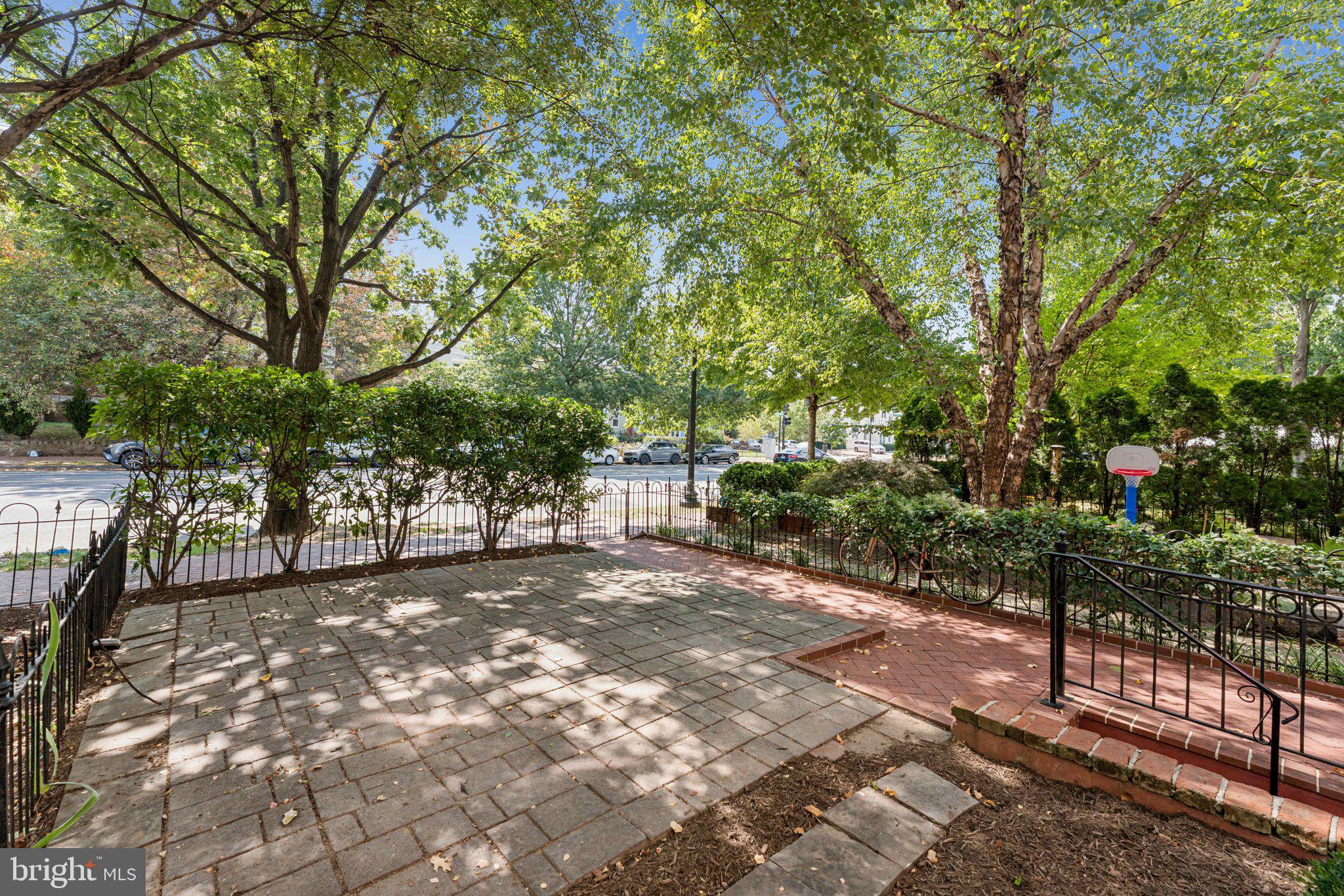 806 MARYLAND AVENUE NE 1