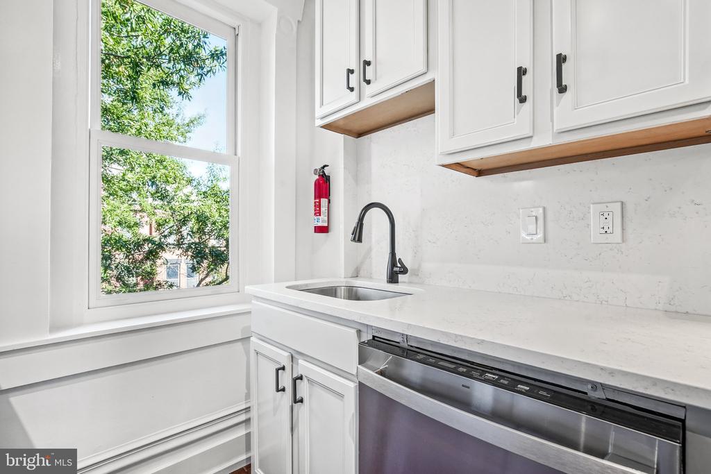 1856 MINTWOOD PLACE NW Unit: 5
