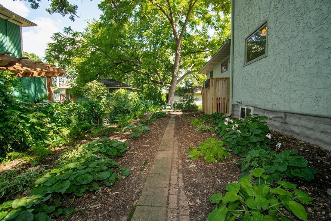 222 7th Street W