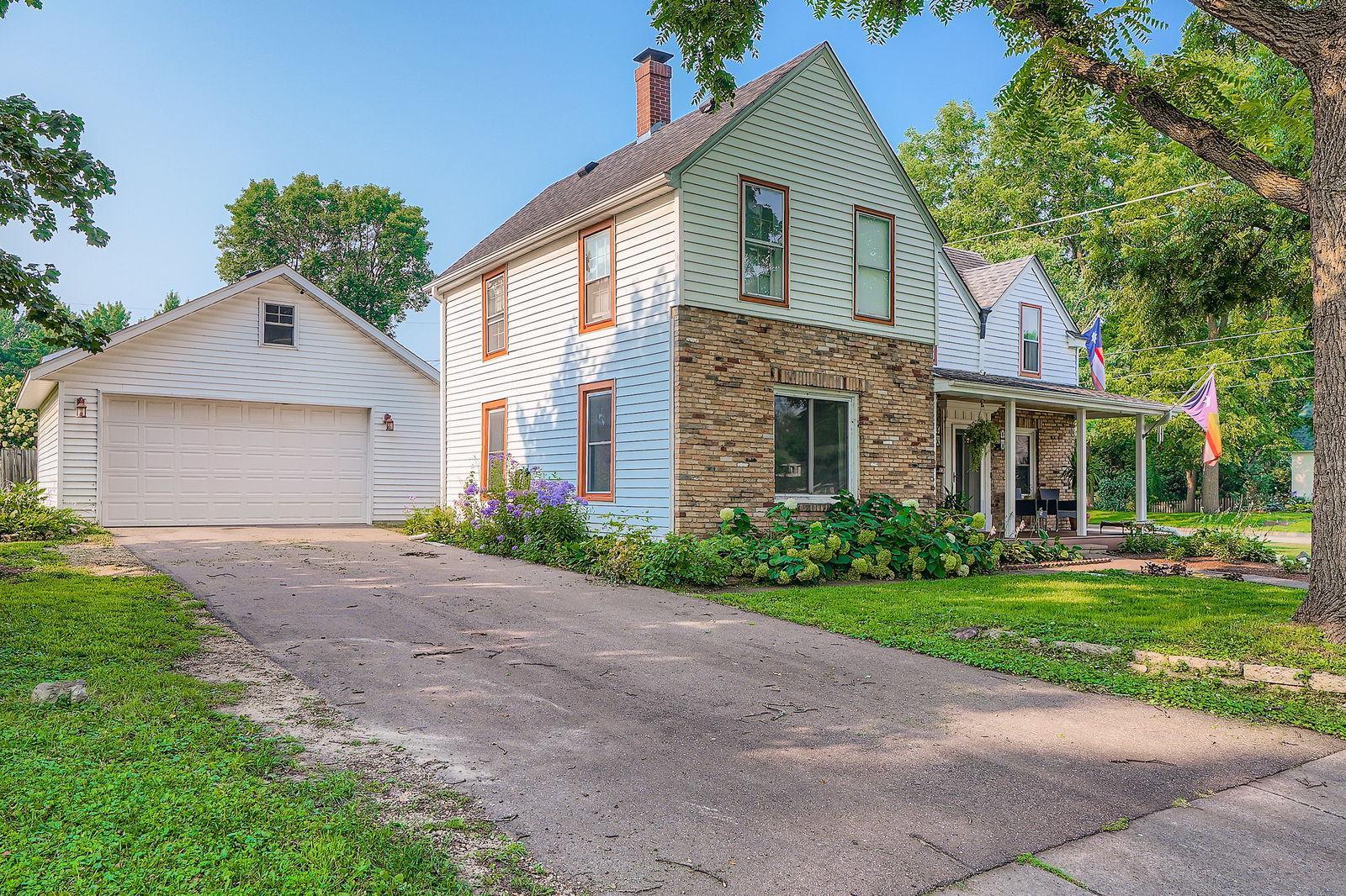 735 6th Street W