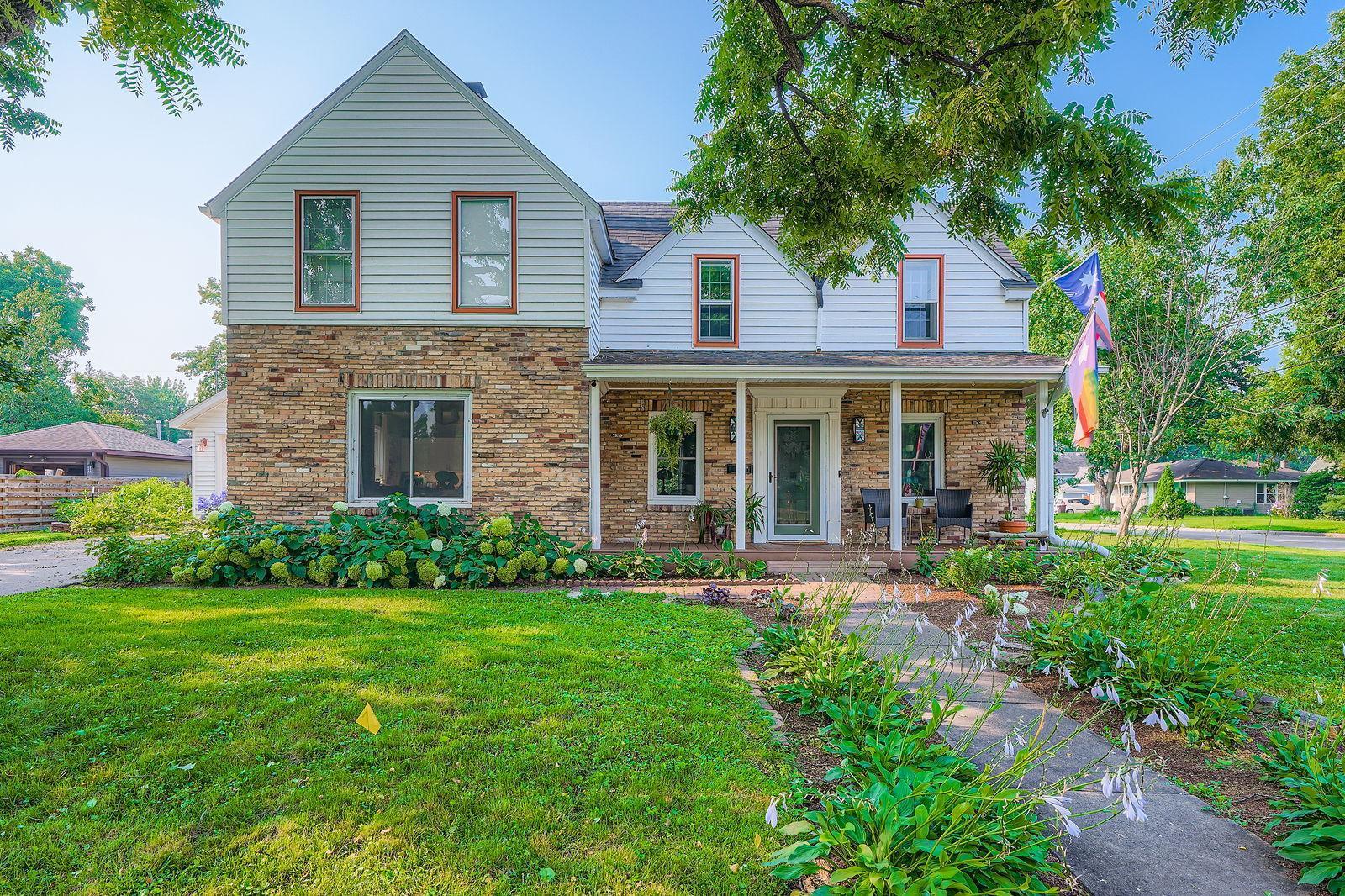 735 6th Street W