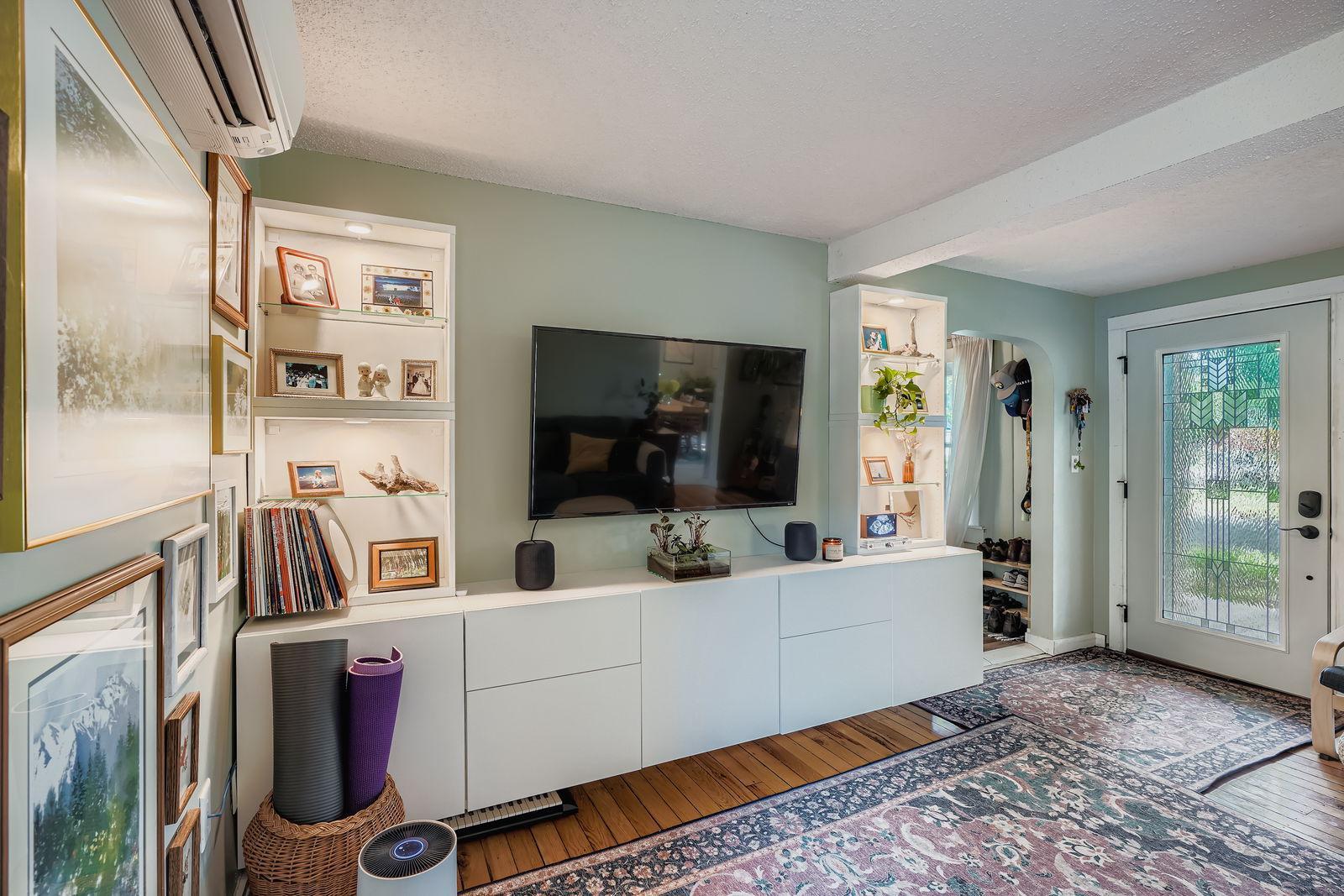 735 6th Street W