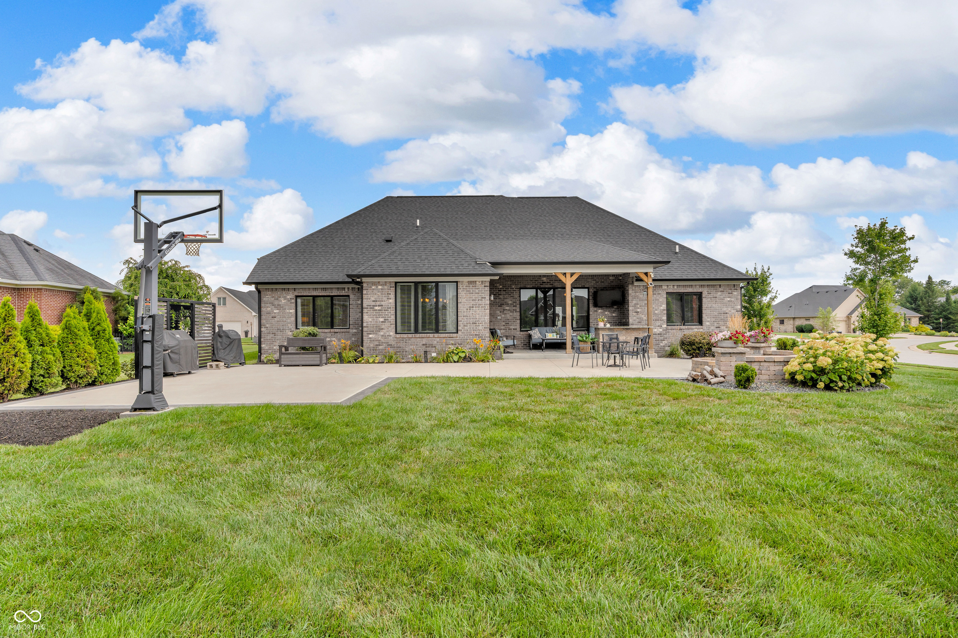 121 Lakeside Drive