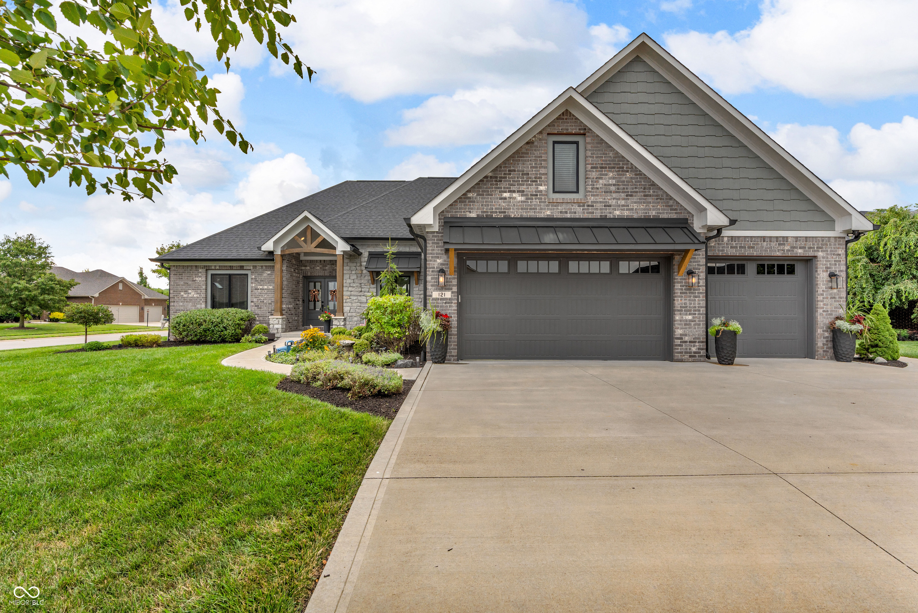121 Lakeside Drive