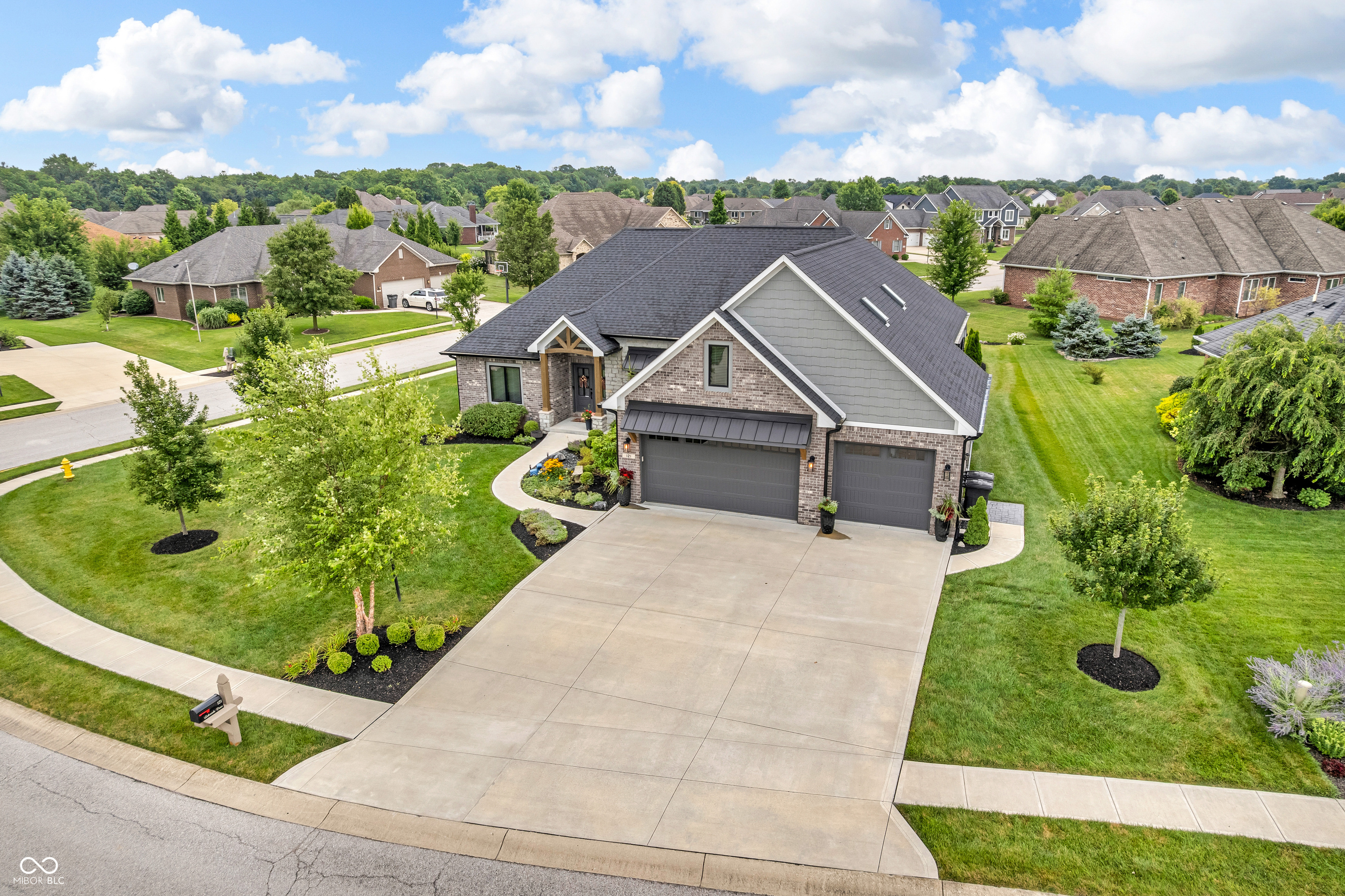 121 Lakeside Drive