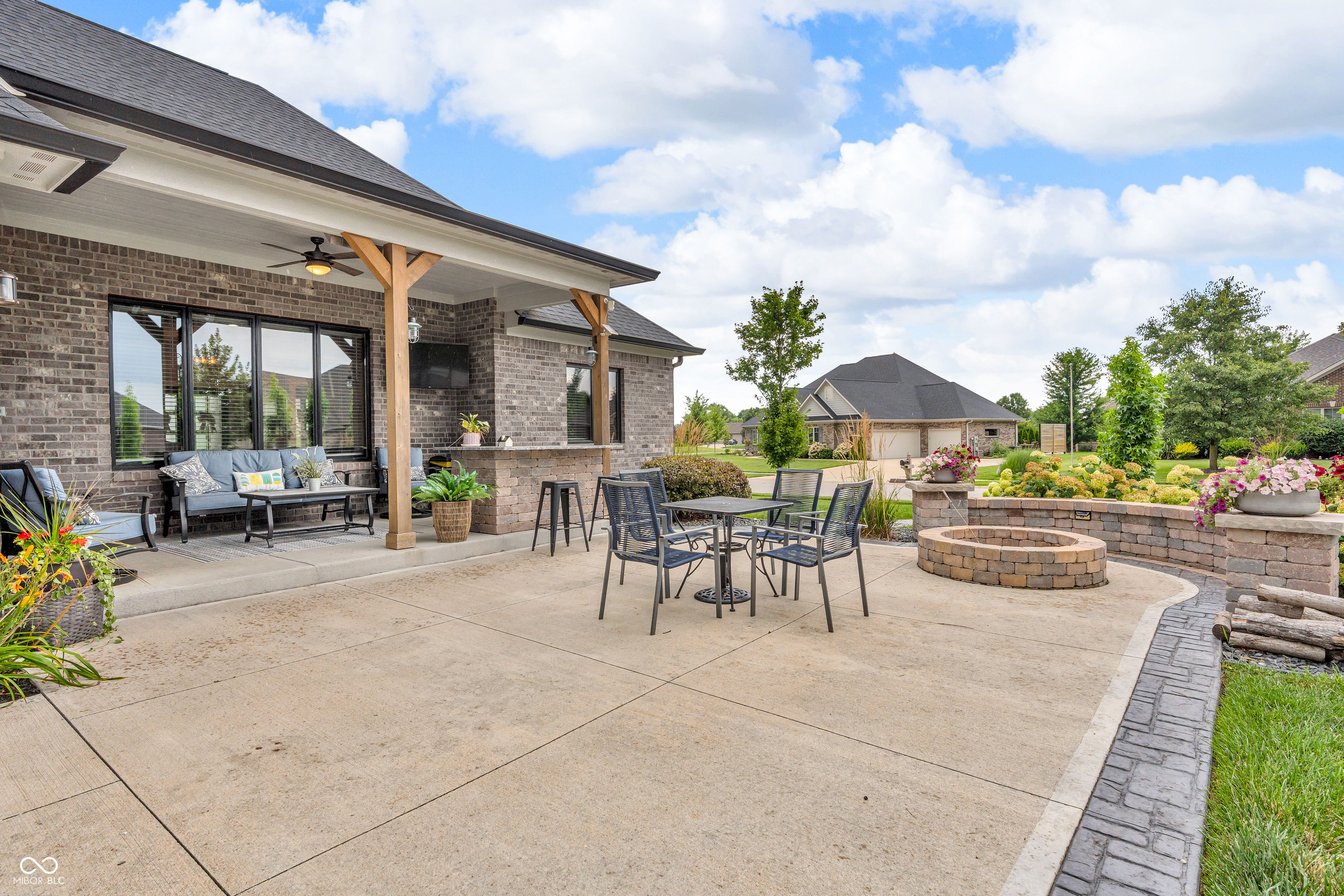 121 Lakeside Drive
