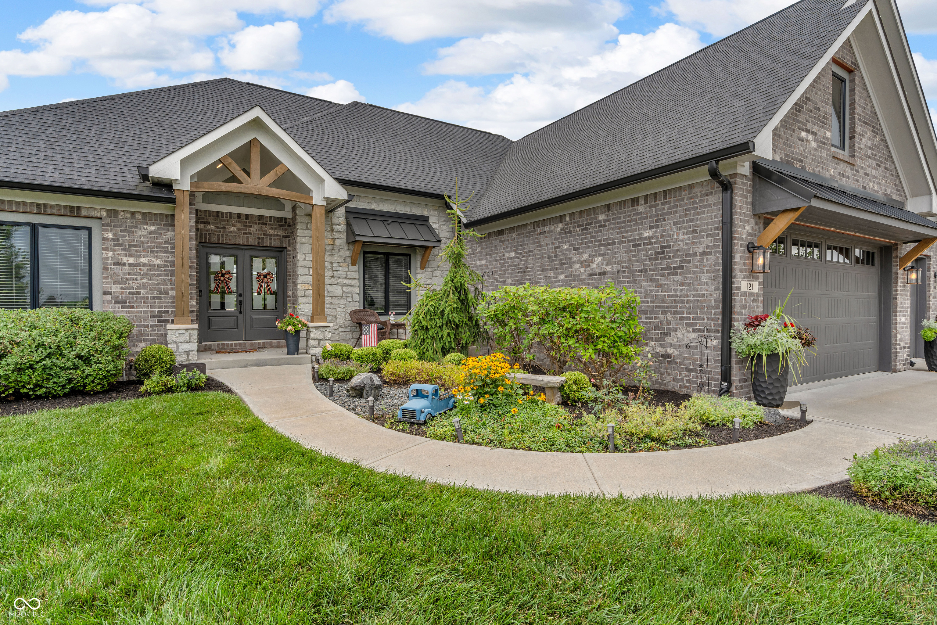 121 Lakeside Drive