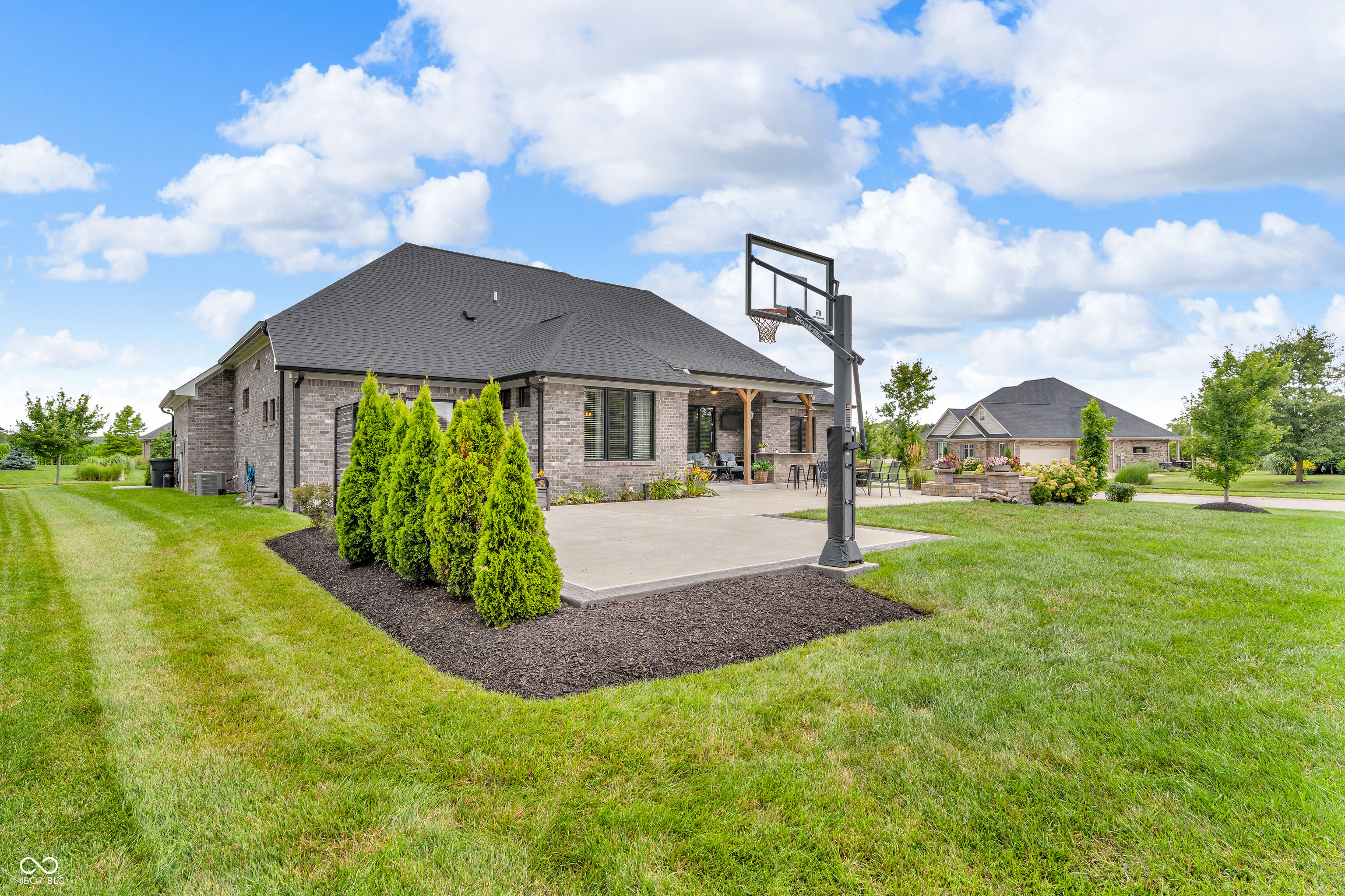 121 Lakeside Drive