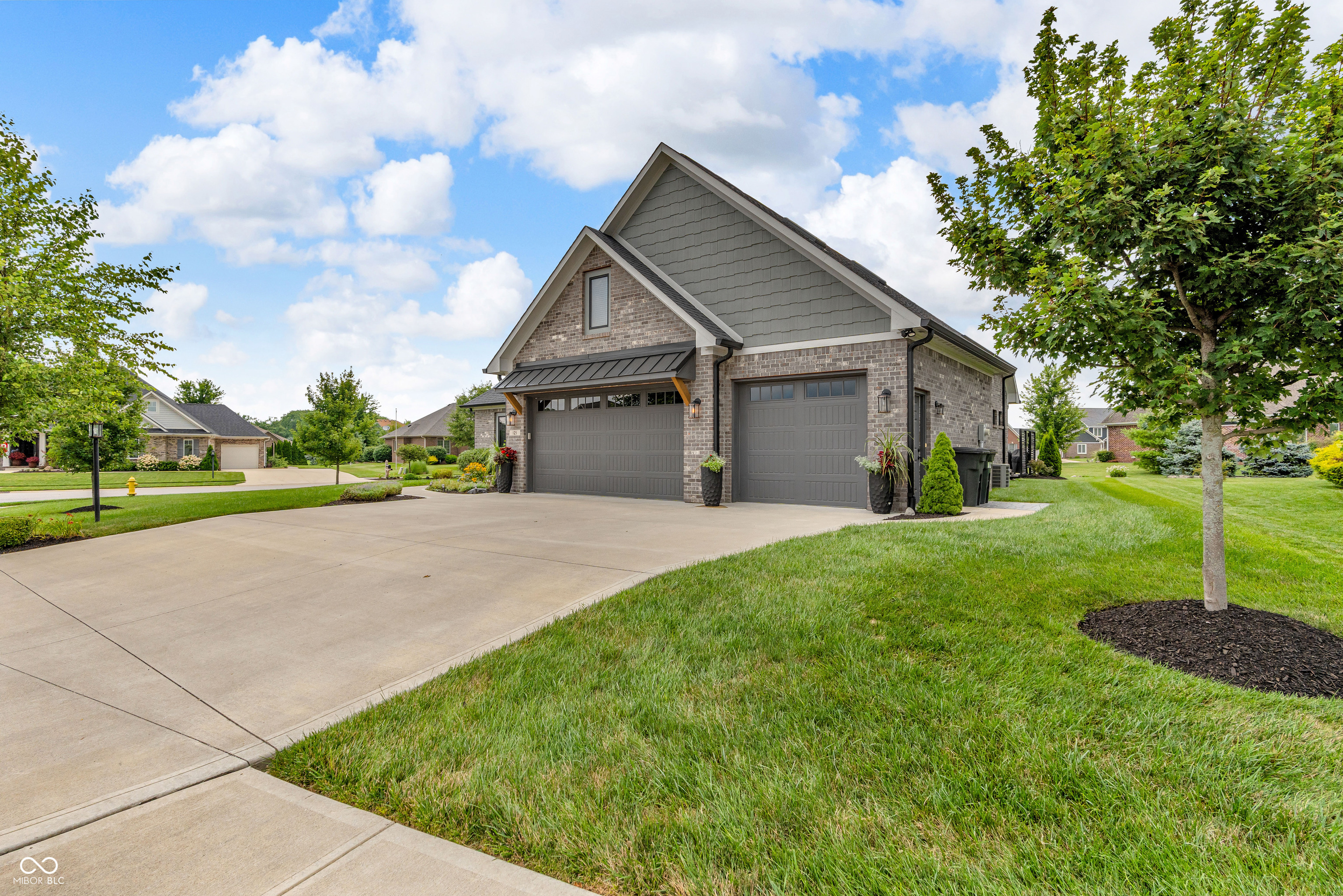 121 Lakeside Drive