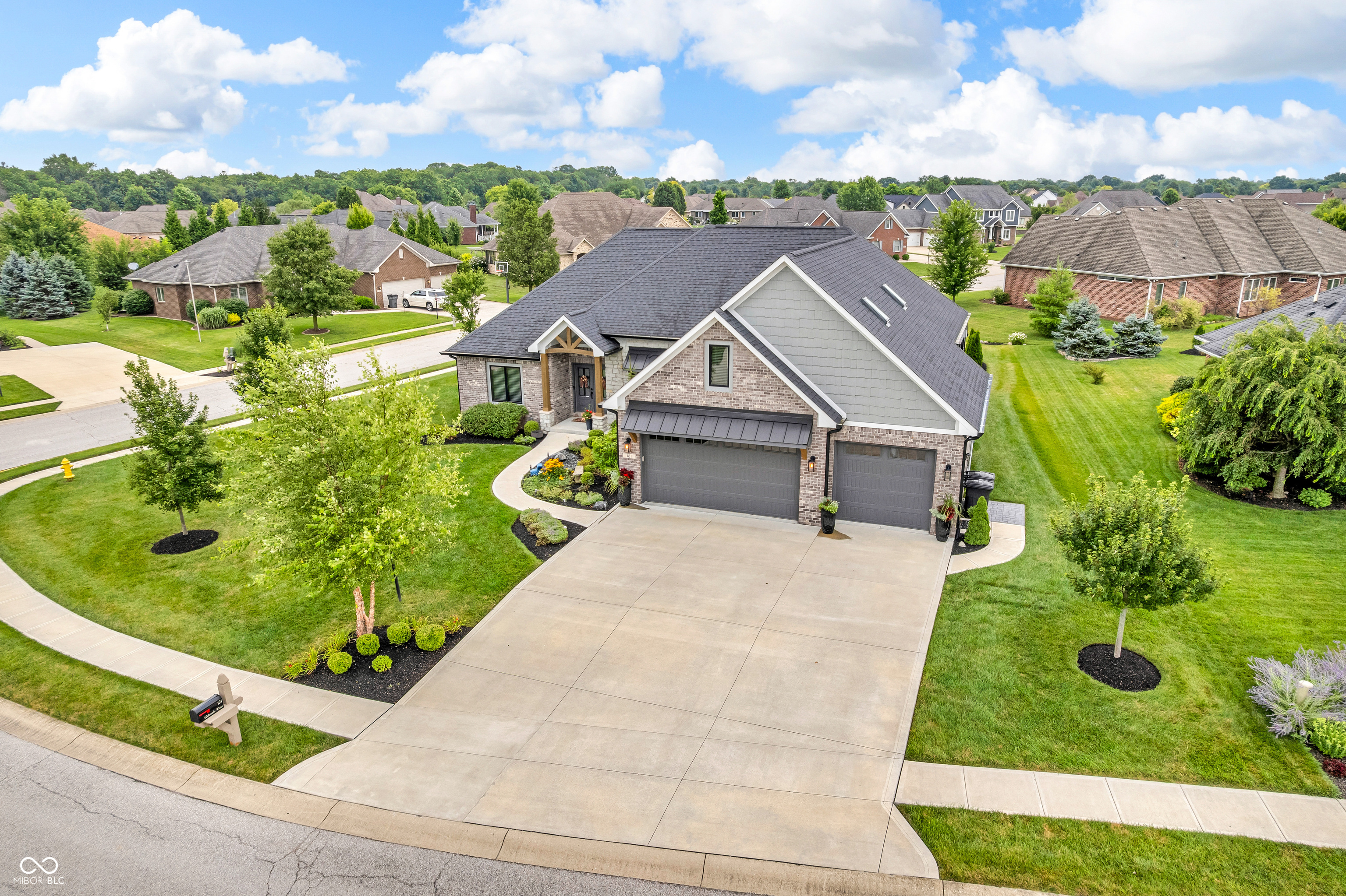 121 Lakeside Drive