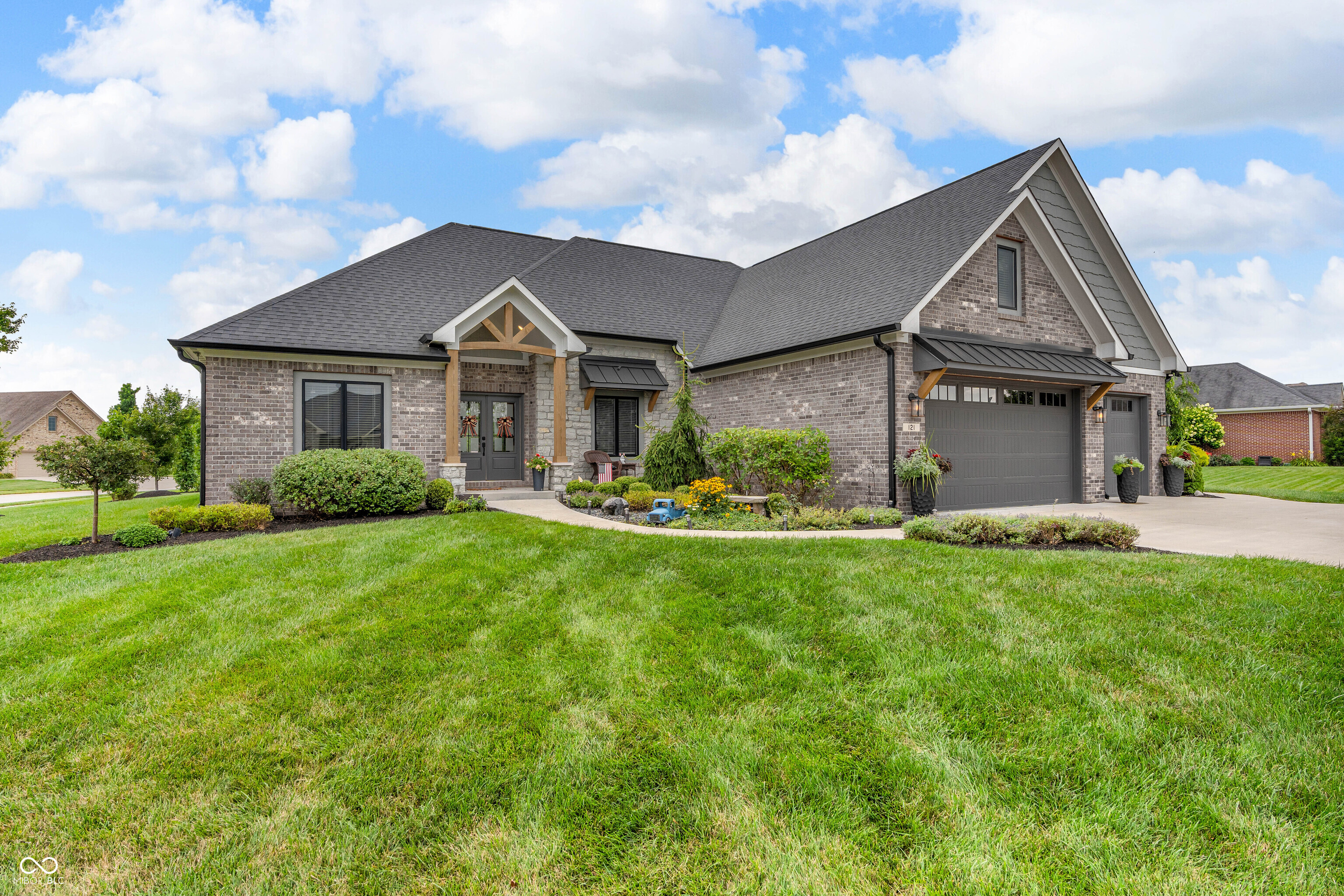 121 Lakeside Drive