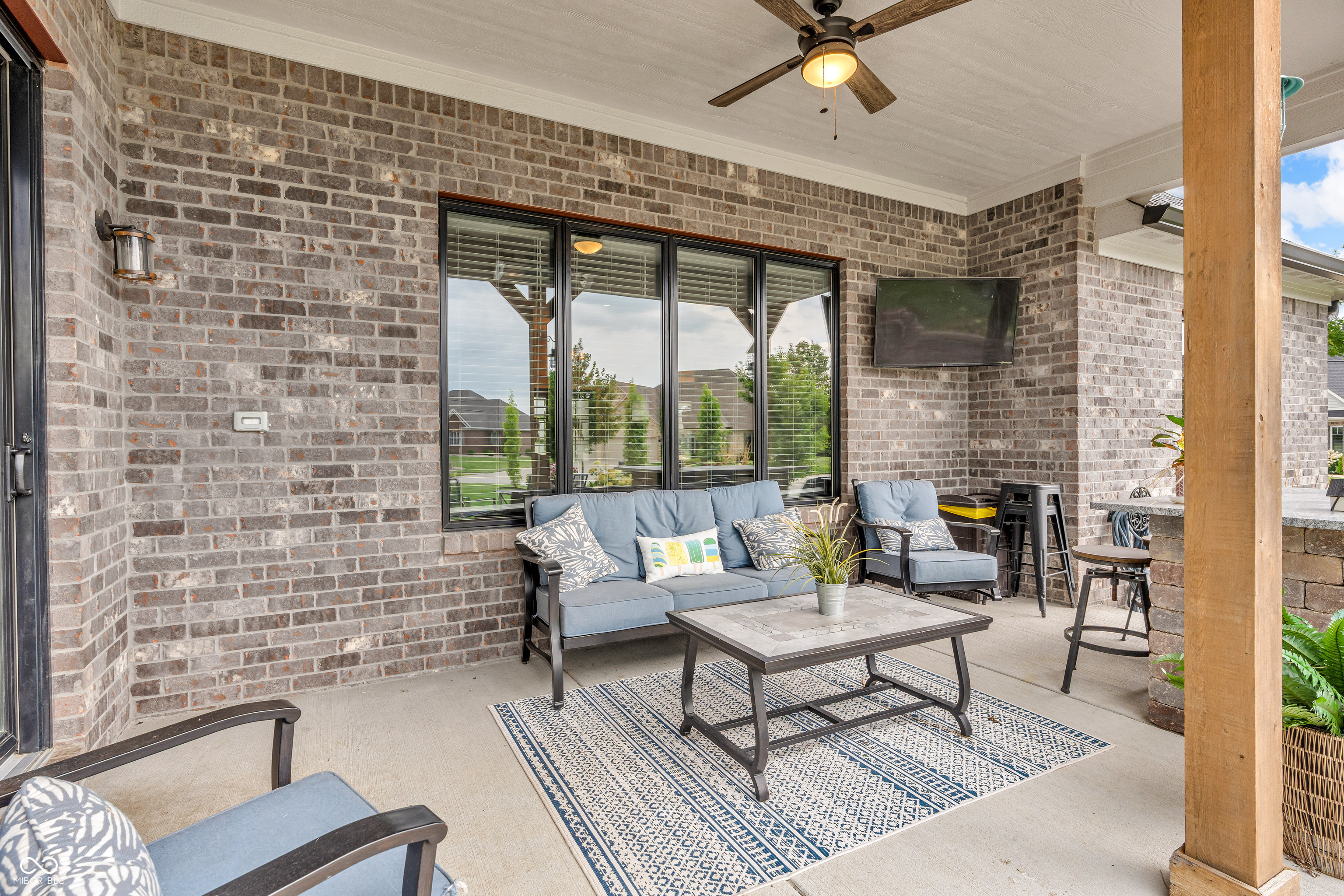 121 Lakeside Drive