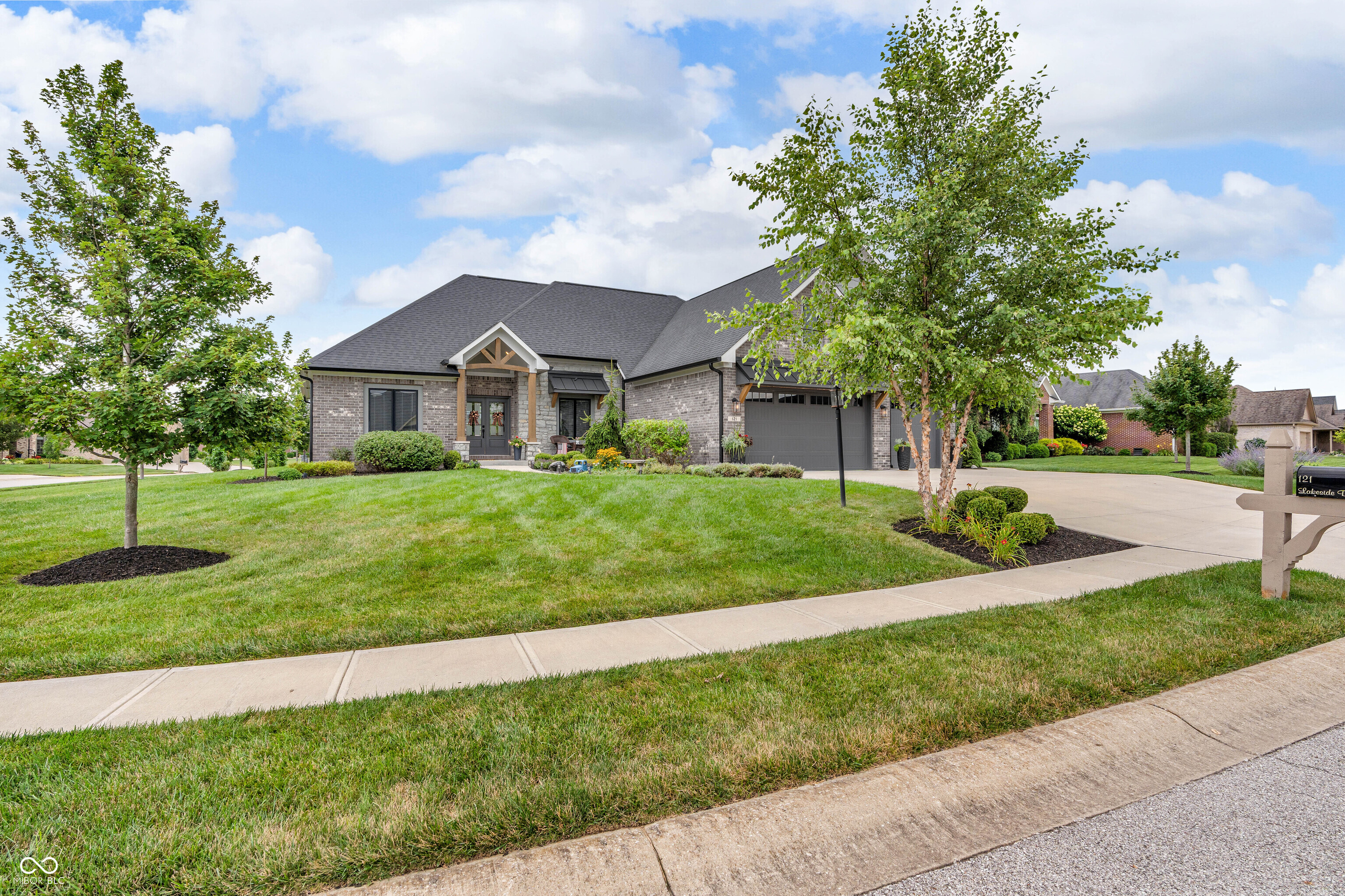 121 Lakeside Drive