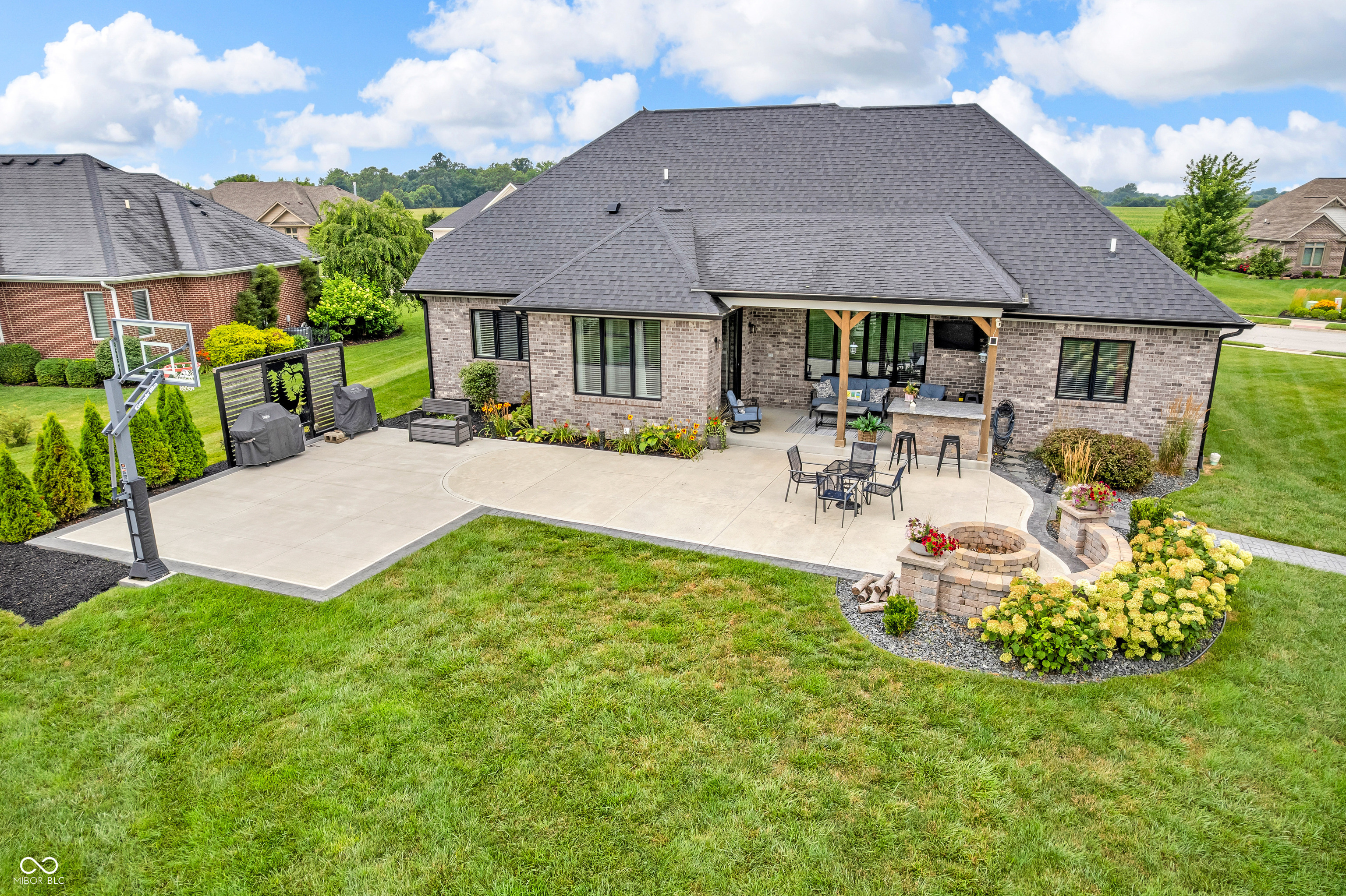 121 Lakeside Drive