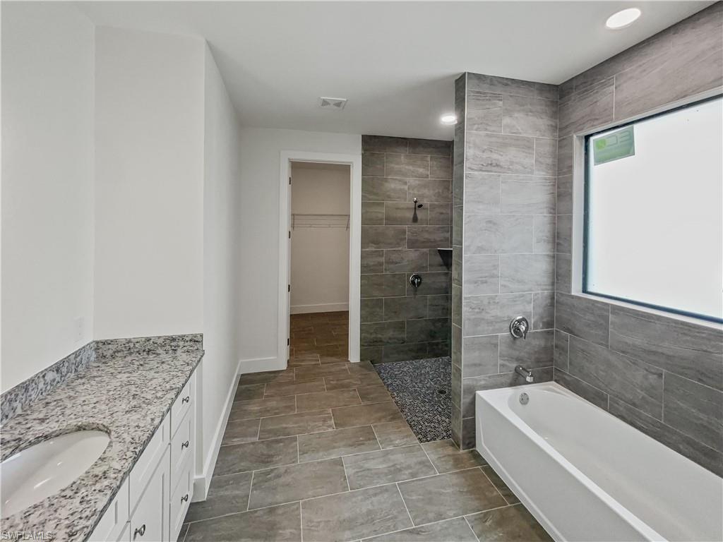 804 Woodridge CIR