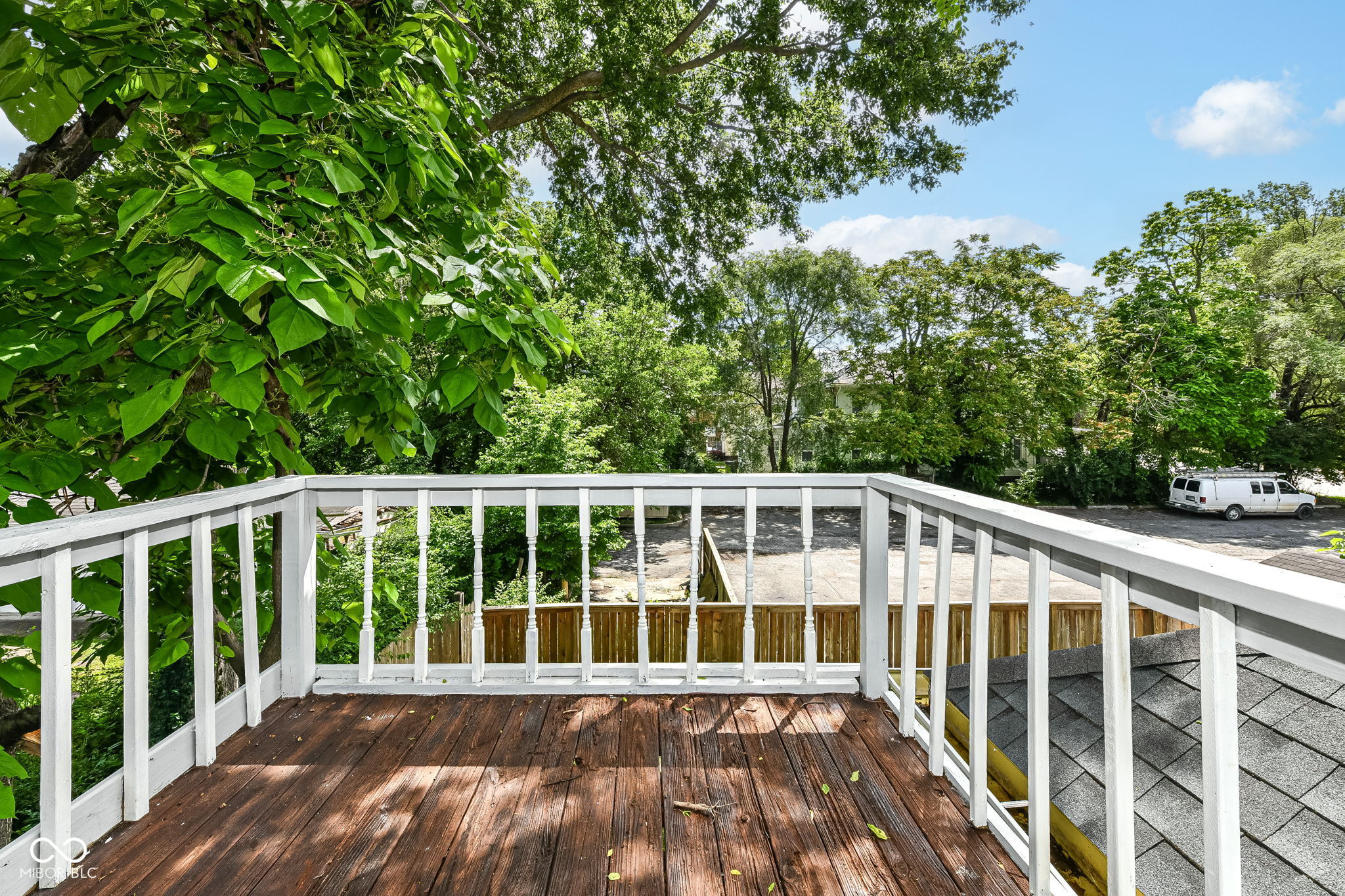 15 N Hawthorne Lane