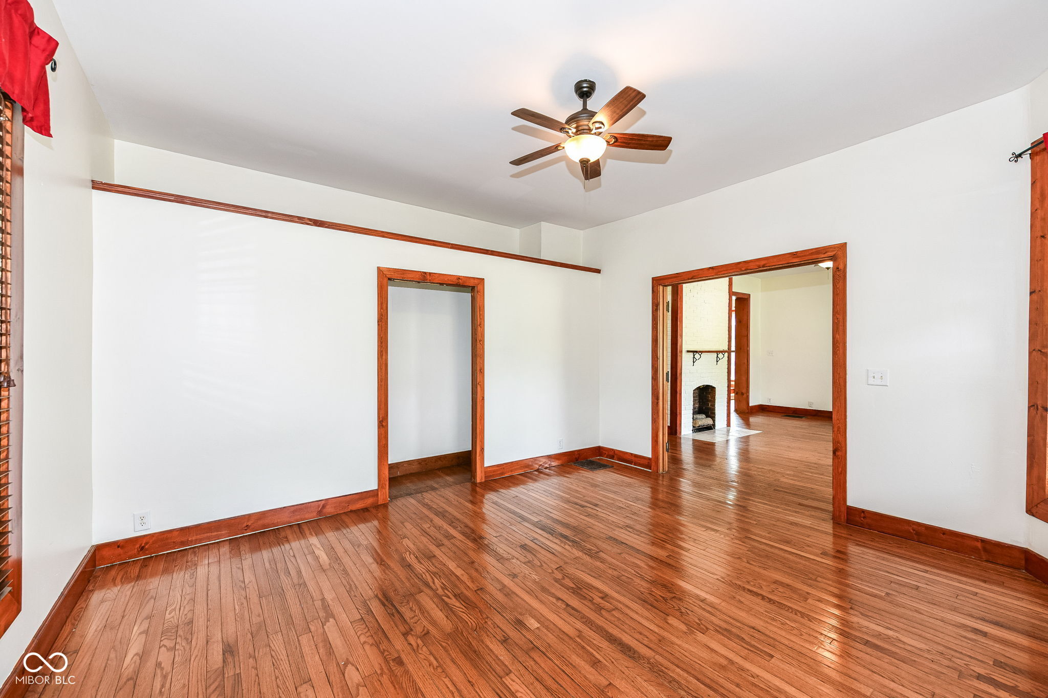 15 N Hawthorne Lane