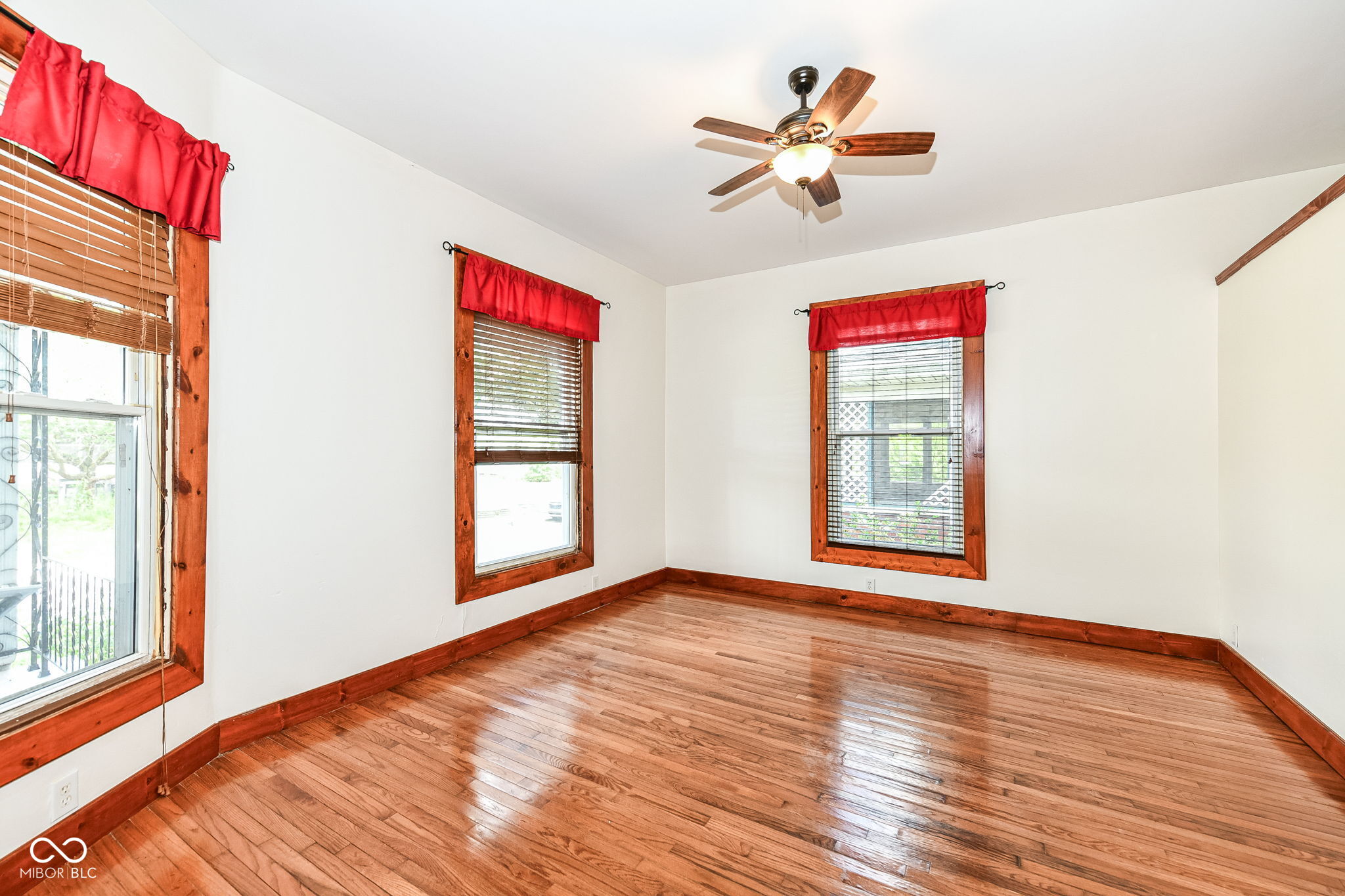 15 N Hawthorne Lane