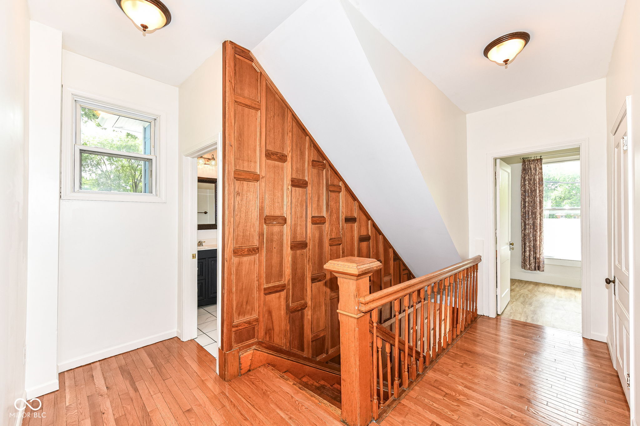 15 N Hawthorne Lane