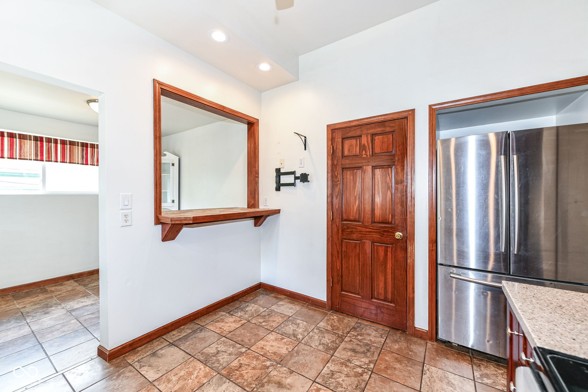 15 N Hawthorne Lane