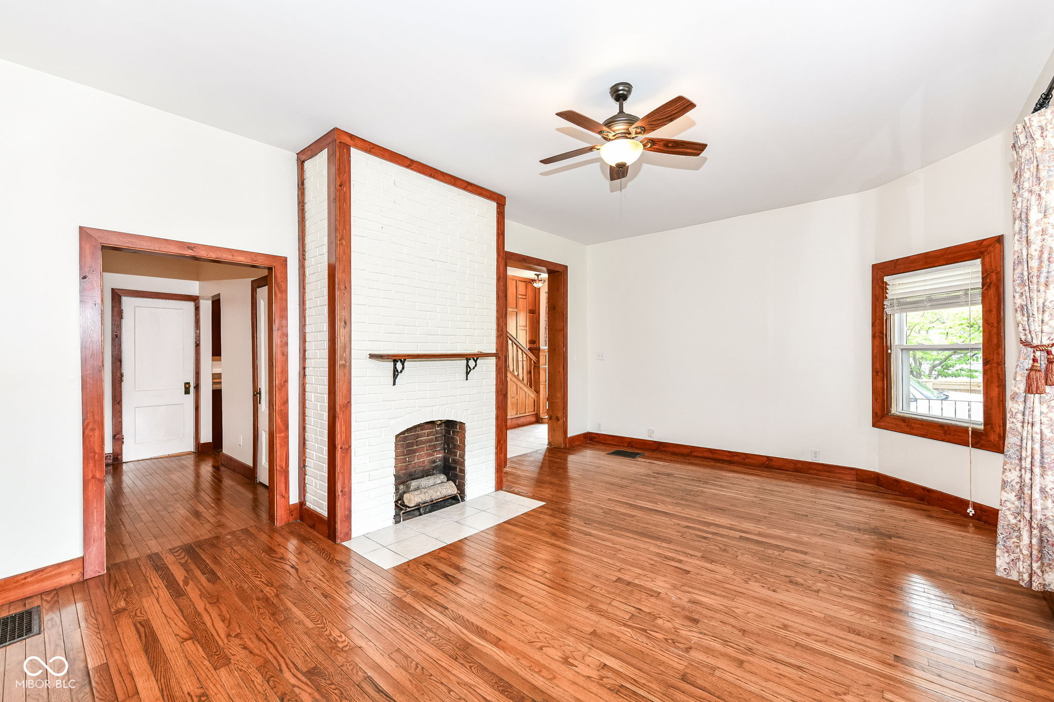 15 N Hawthorne Lane