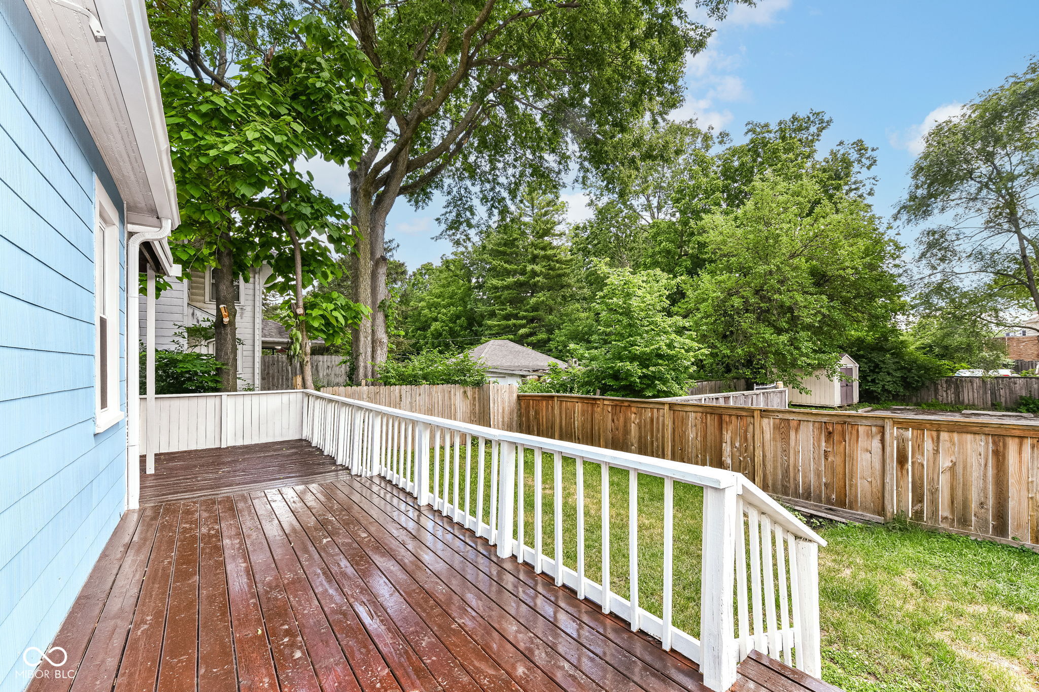 15 N Hawthorne Lane