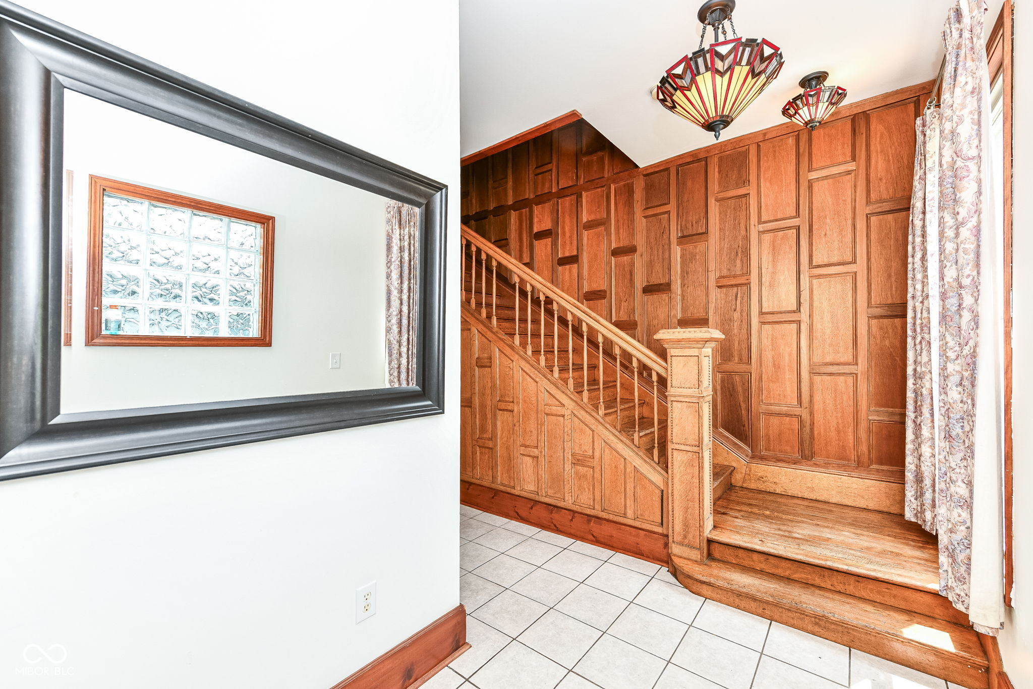 15 N Hawthorne Lane
