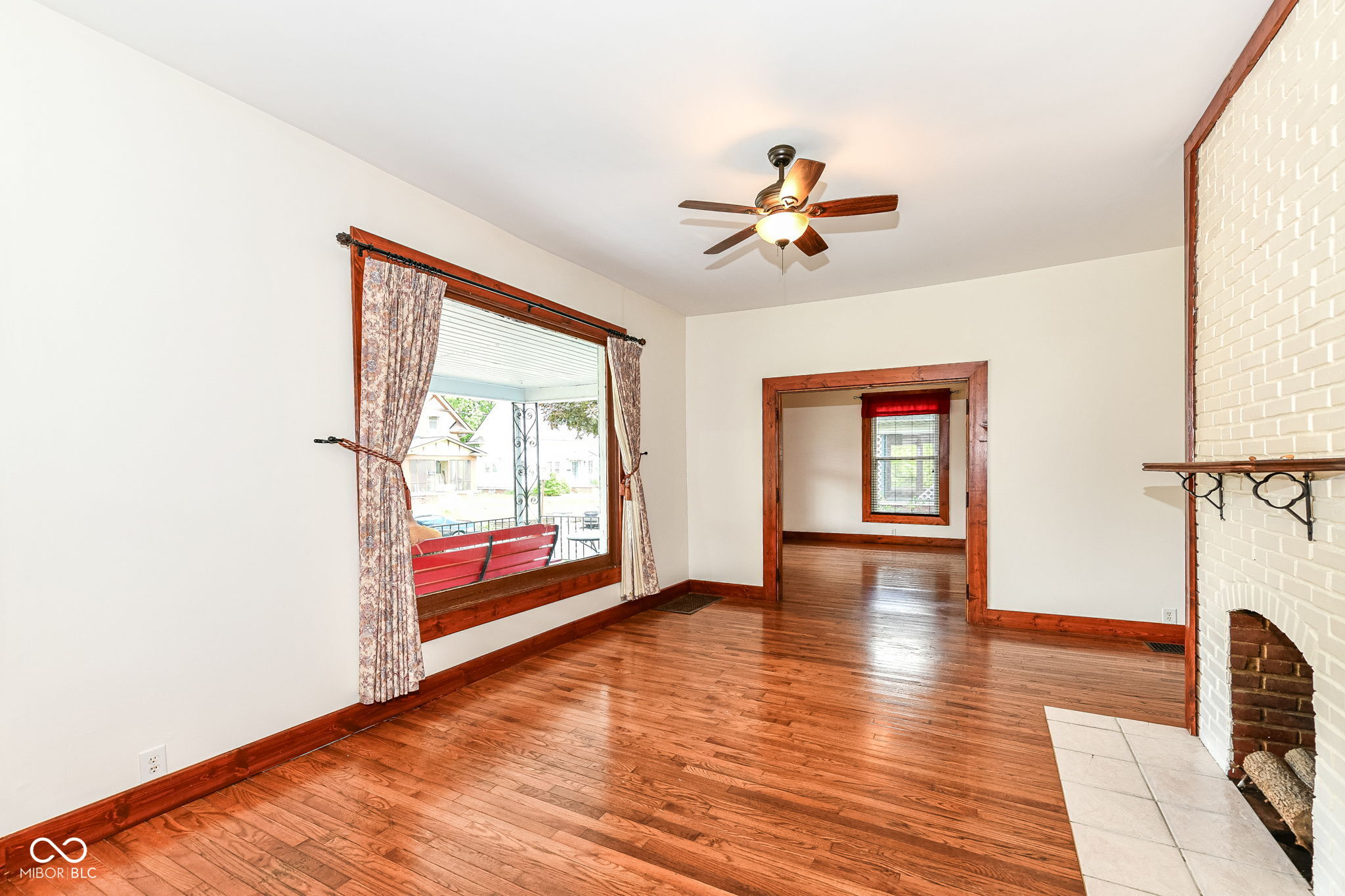 15 N Hawthorne Lane
