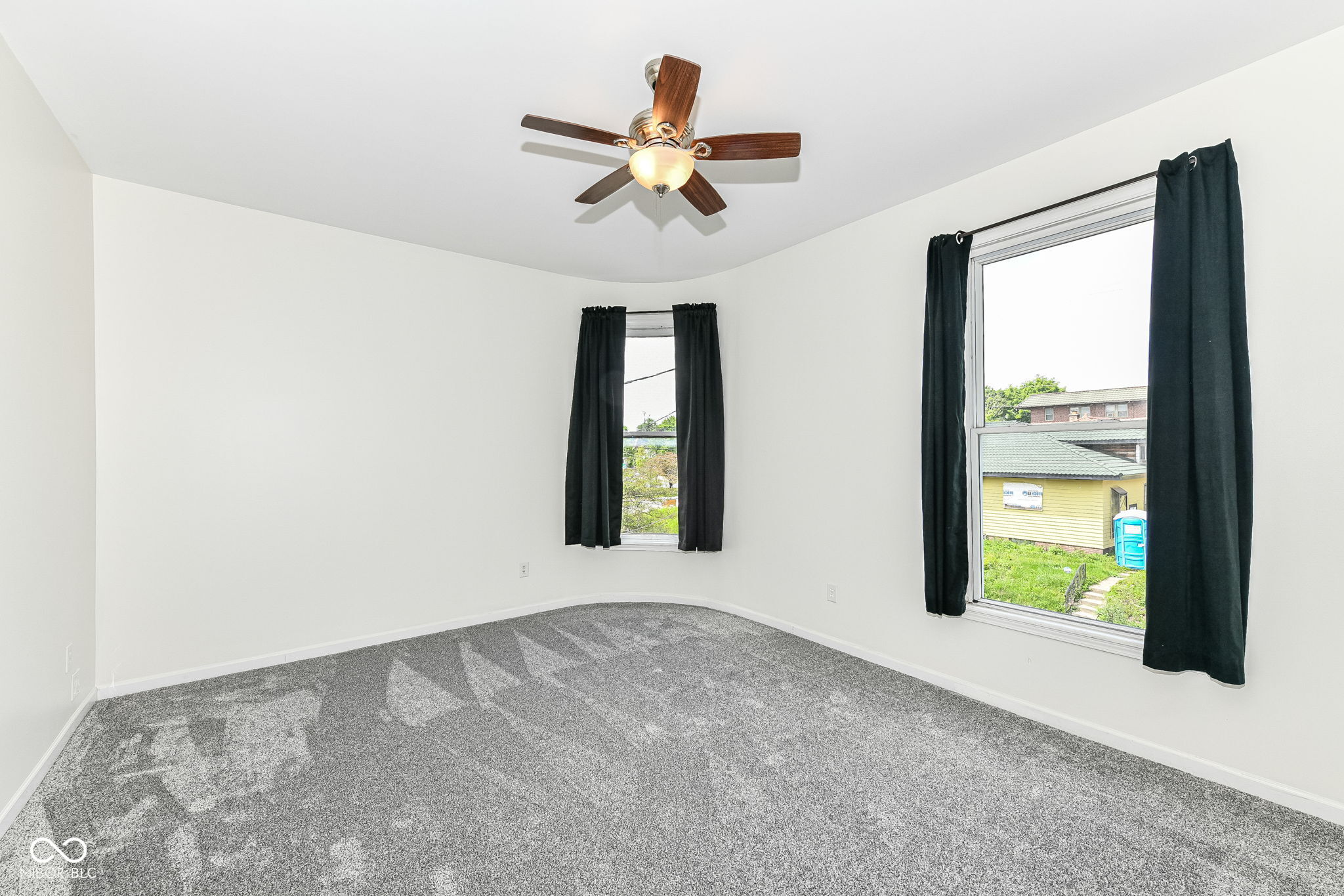 15 N Hawthorne Lane