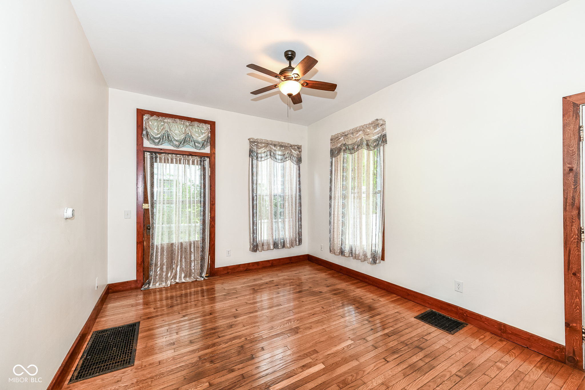 15 N Hawthorne Lane