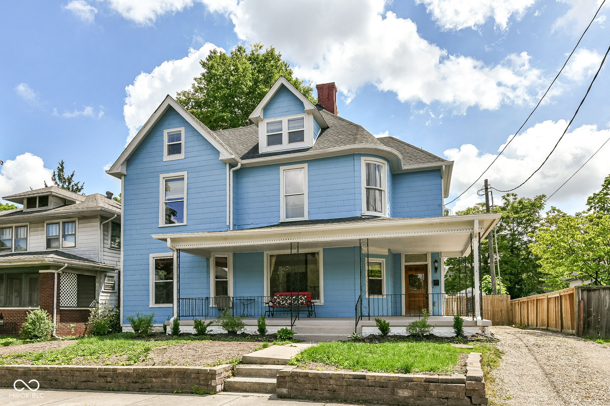 15 N Hawthorne Lane
