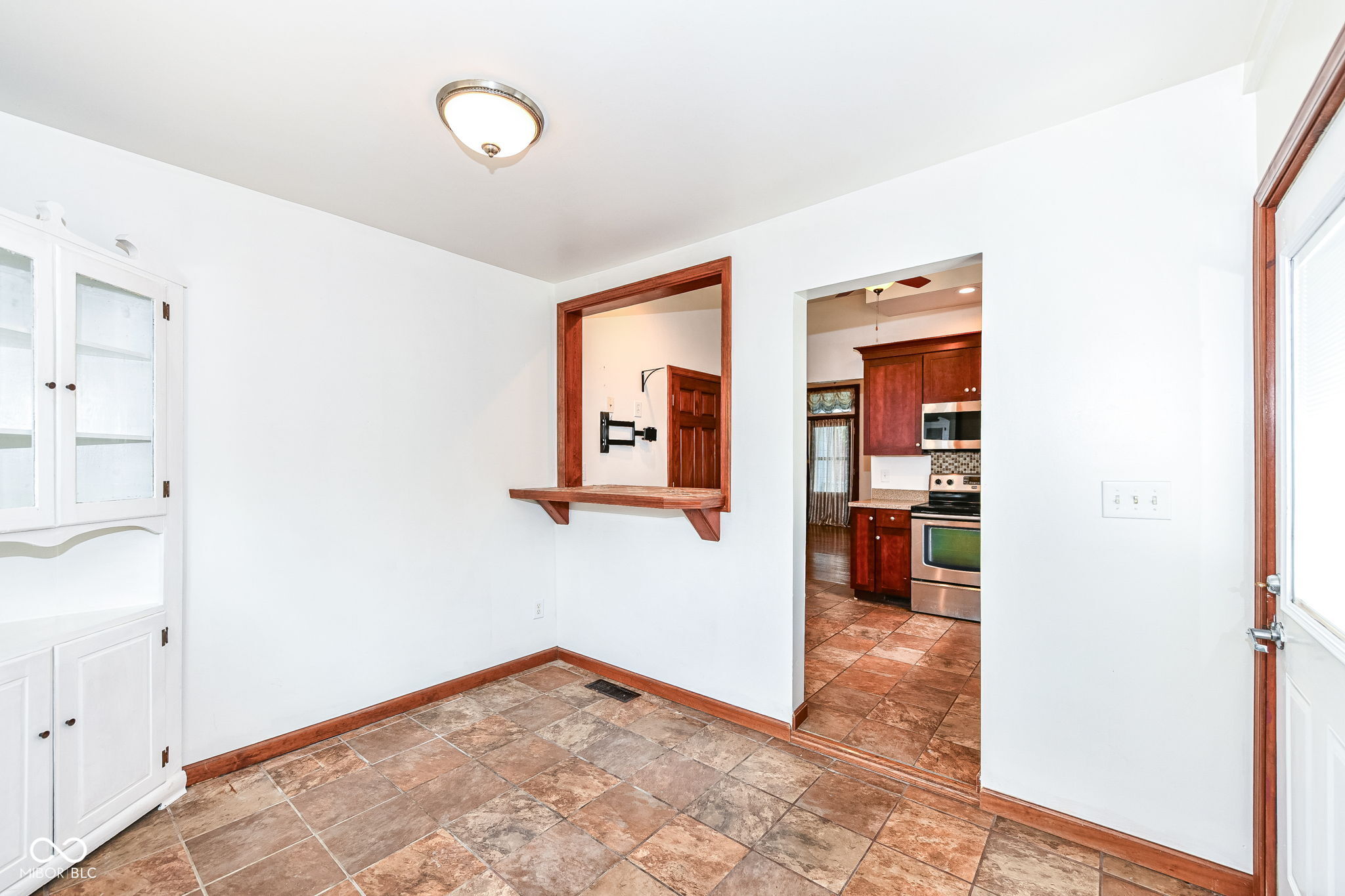 15 N Hawthorne Lane