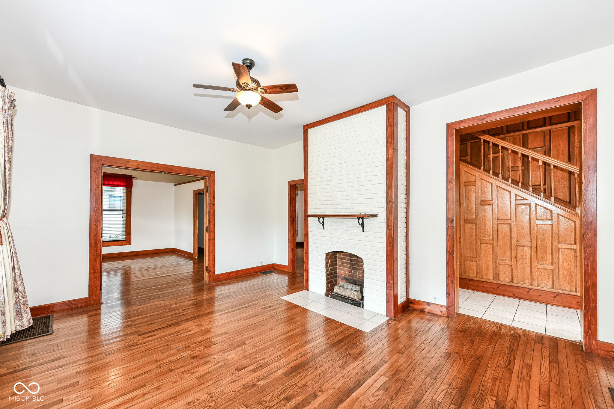 15 N Hawthorne Lane