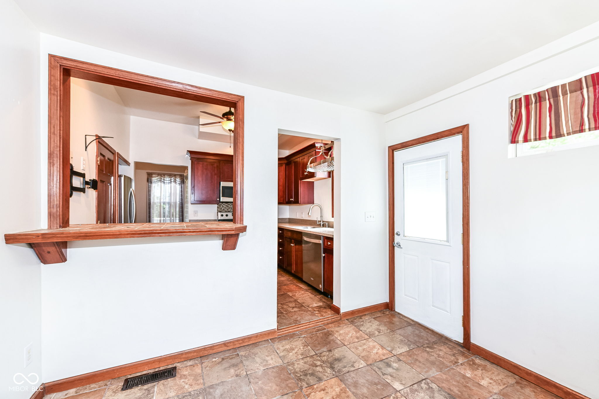 15 N Hawthorne Lane