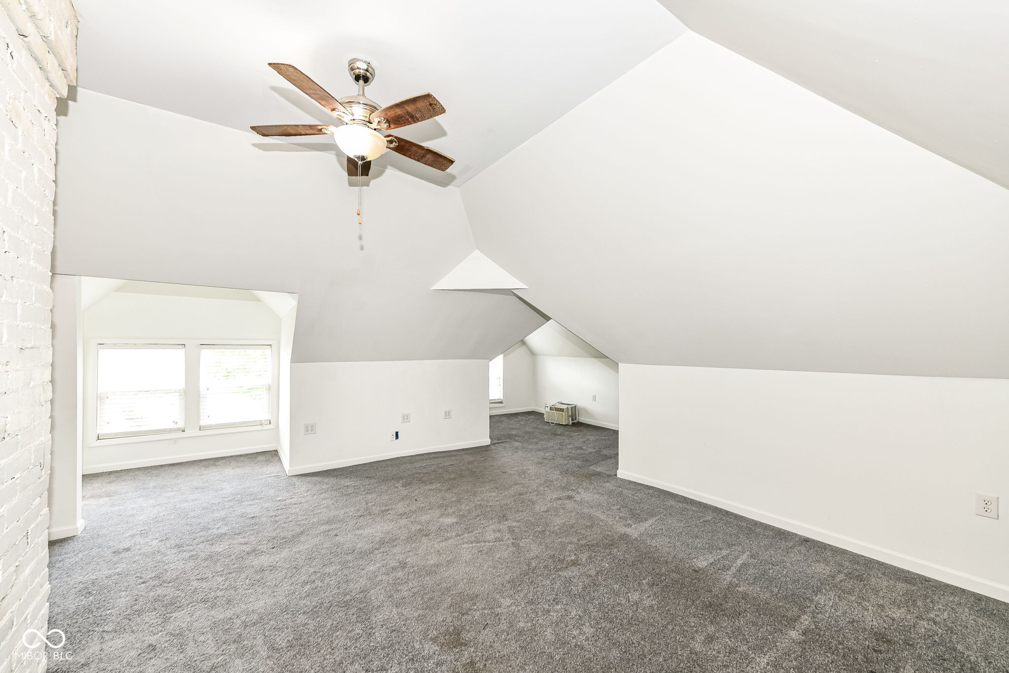 15 N Hawthorne Lane