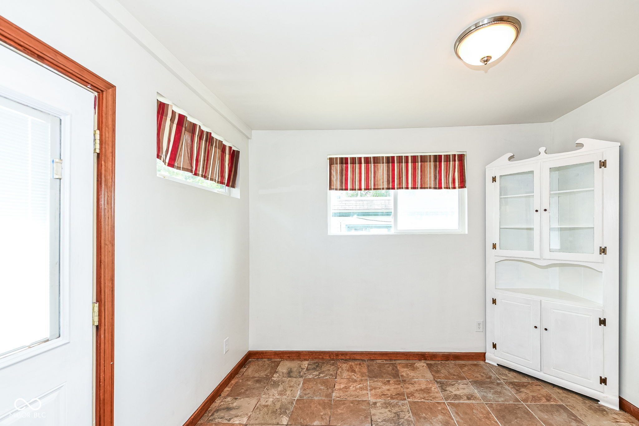 15 N Hawthorne Lane