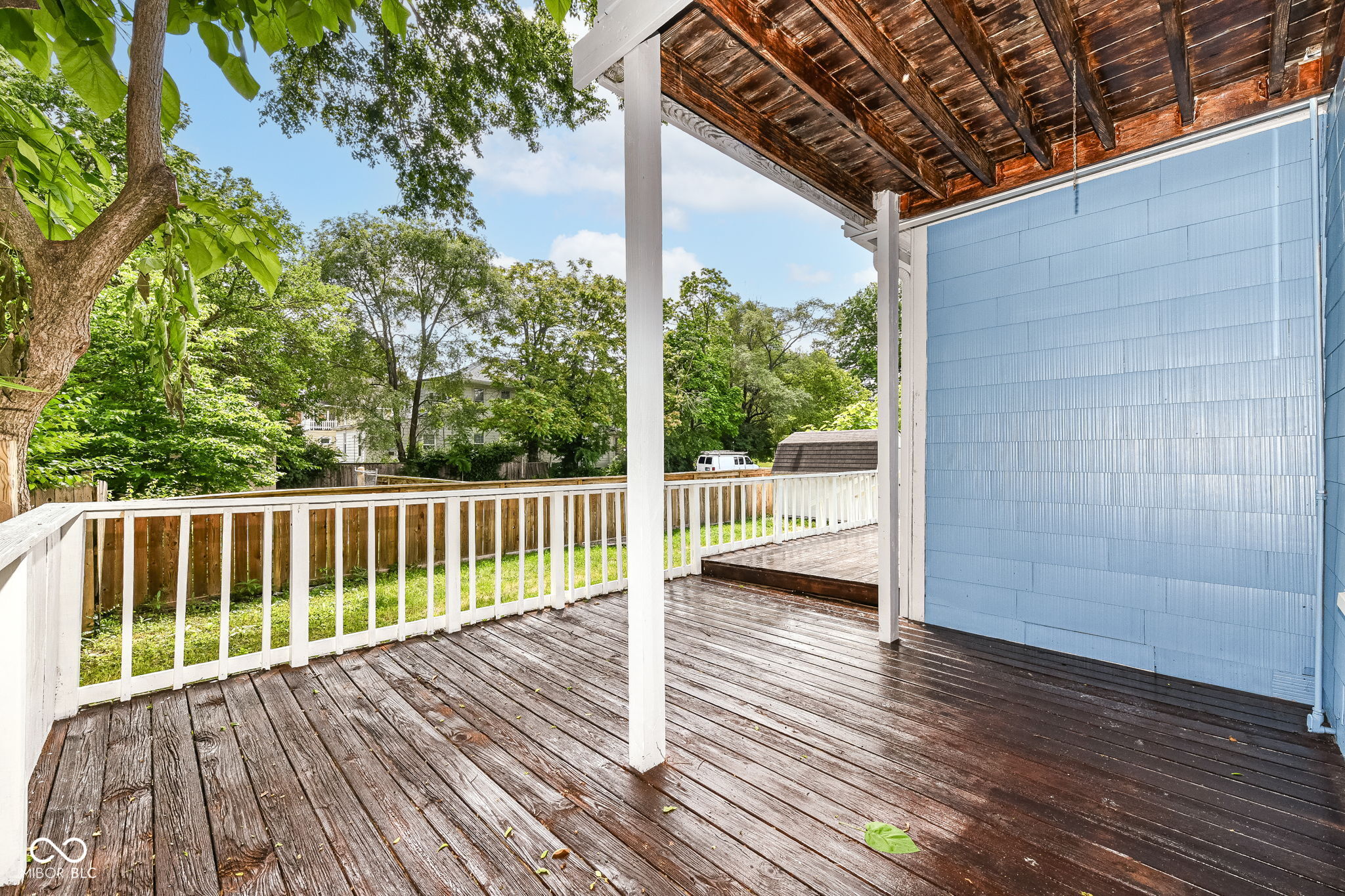 15 N Hawthorne Lane