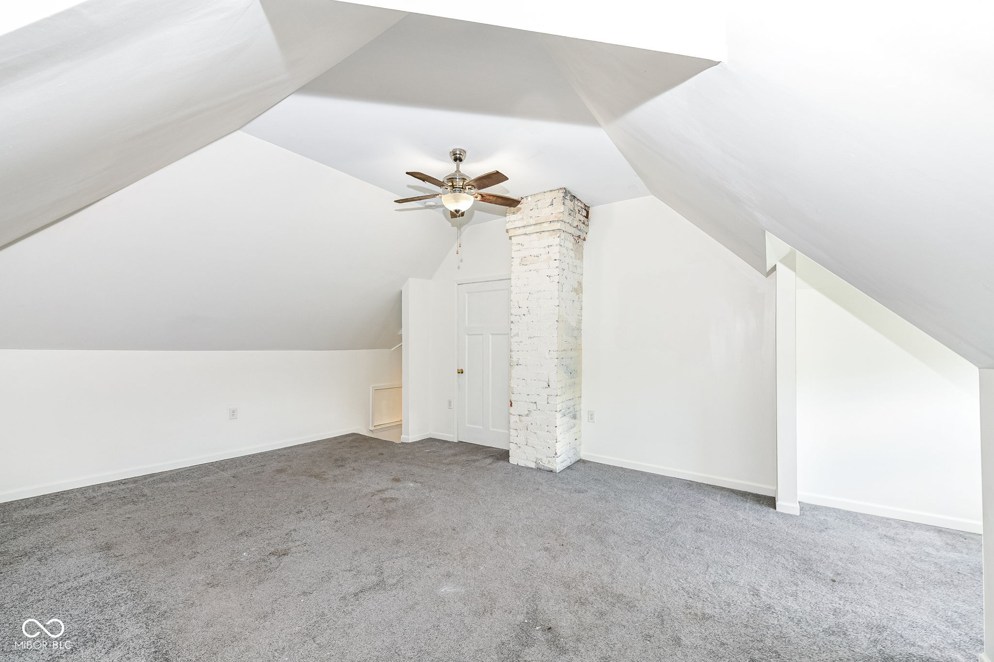 15 N Hawthorne Lane