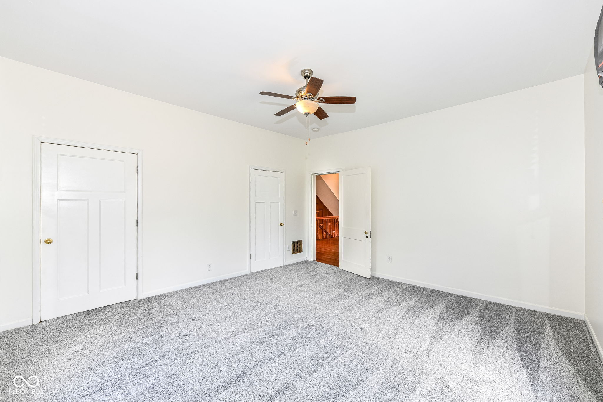 15 N Hawthorne Lane