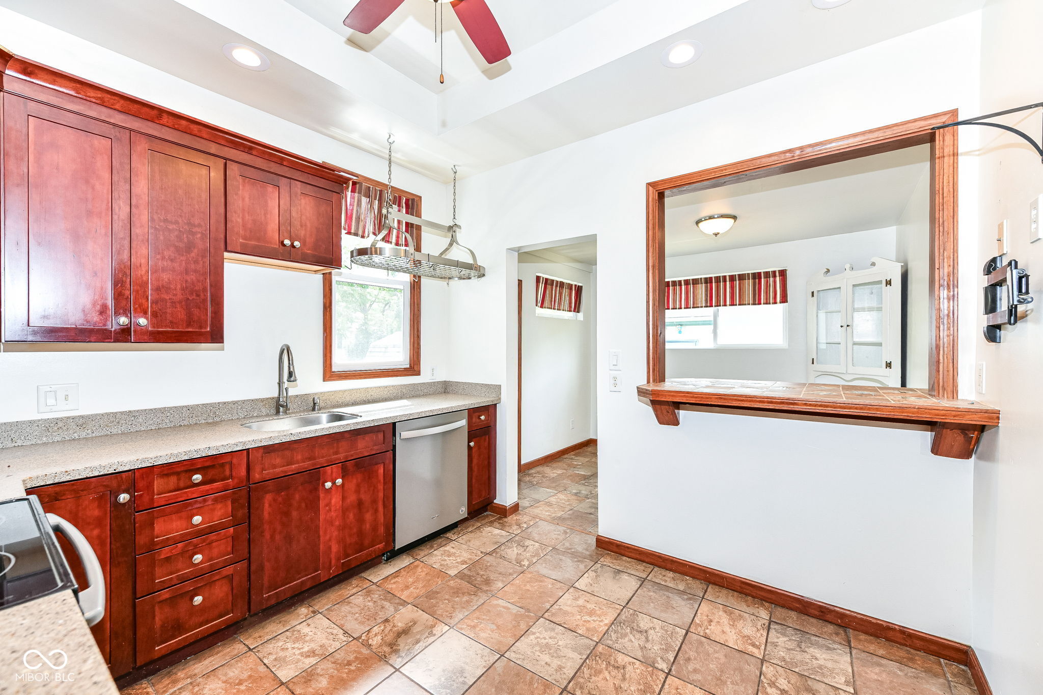 15 N Hawthorne Lane