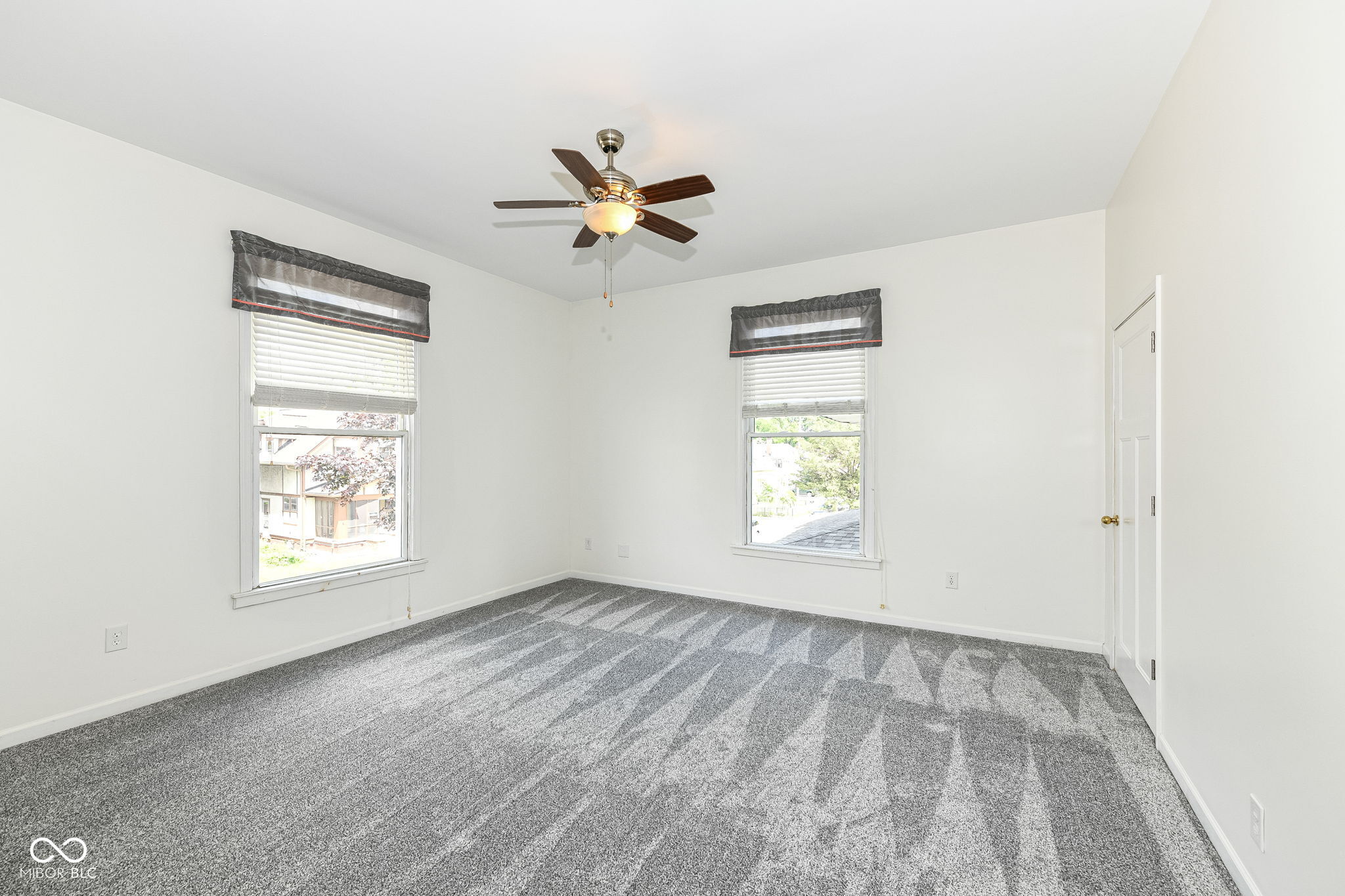 15 N Hawthorne Lane