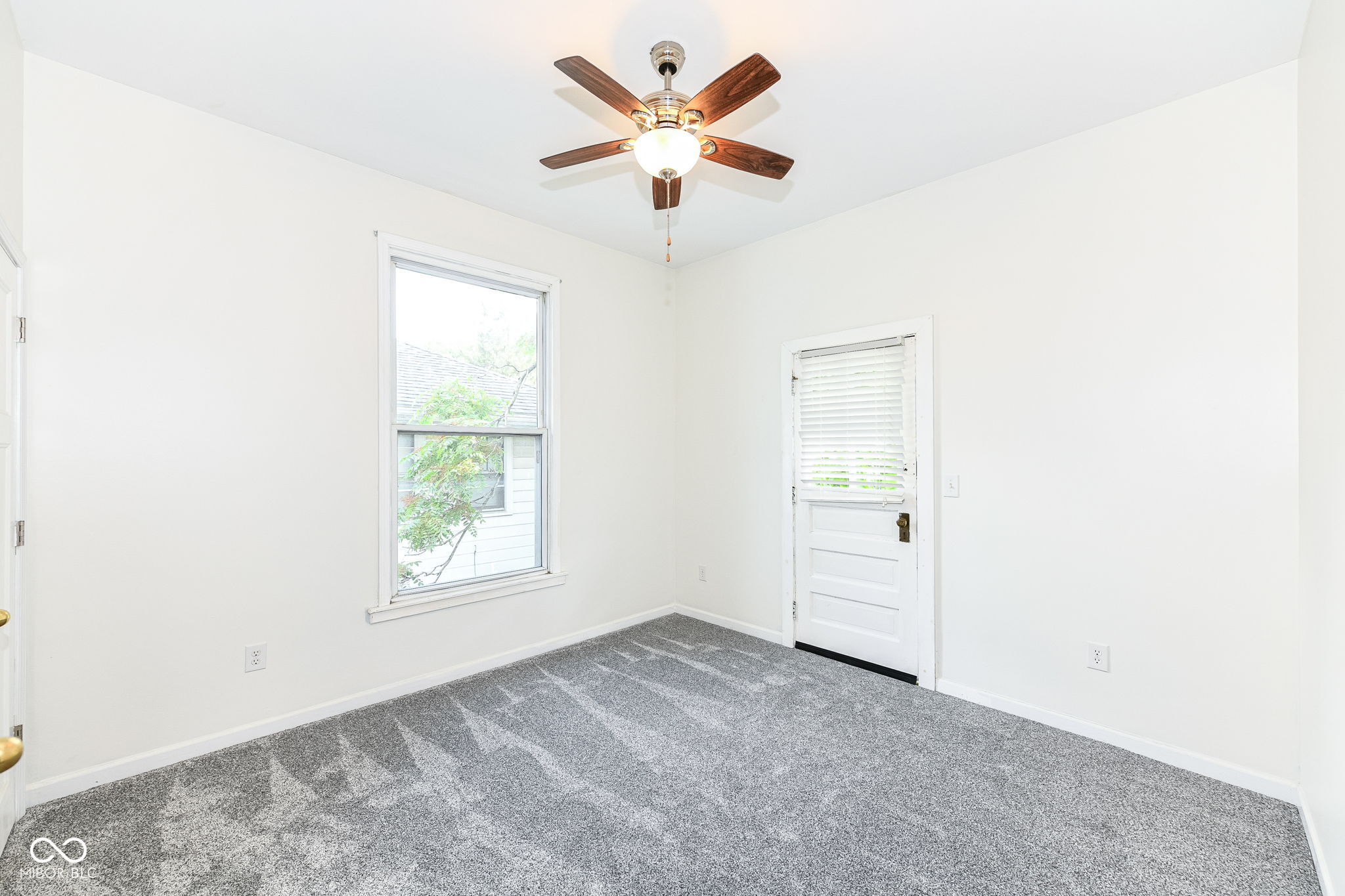 15 N Hawthorne Lane