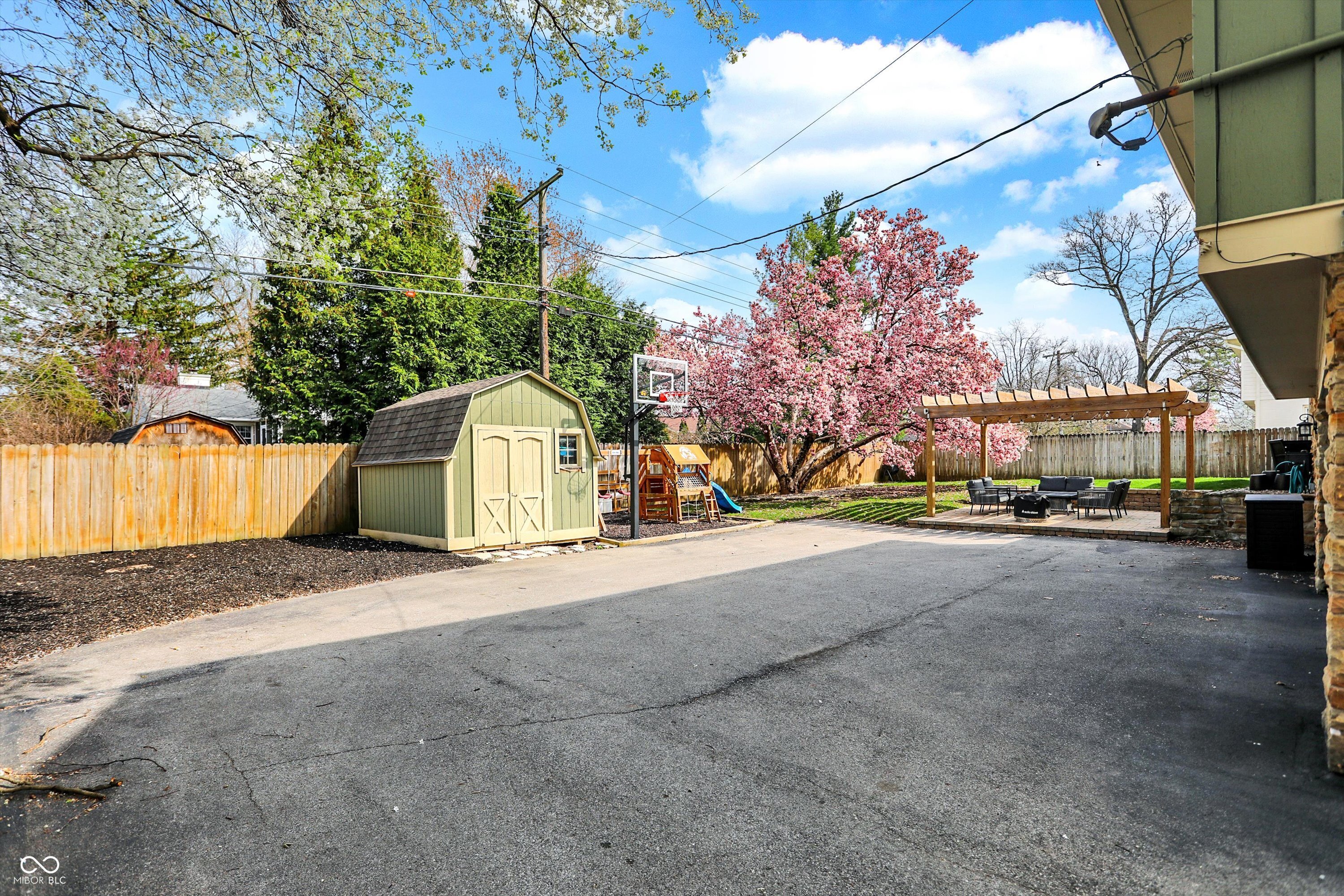 6377 Green Leaves Road